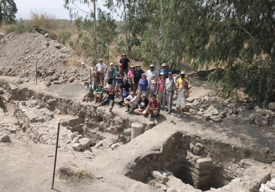 Екипът от археолози на разкопките на древноримското селище Юлиас