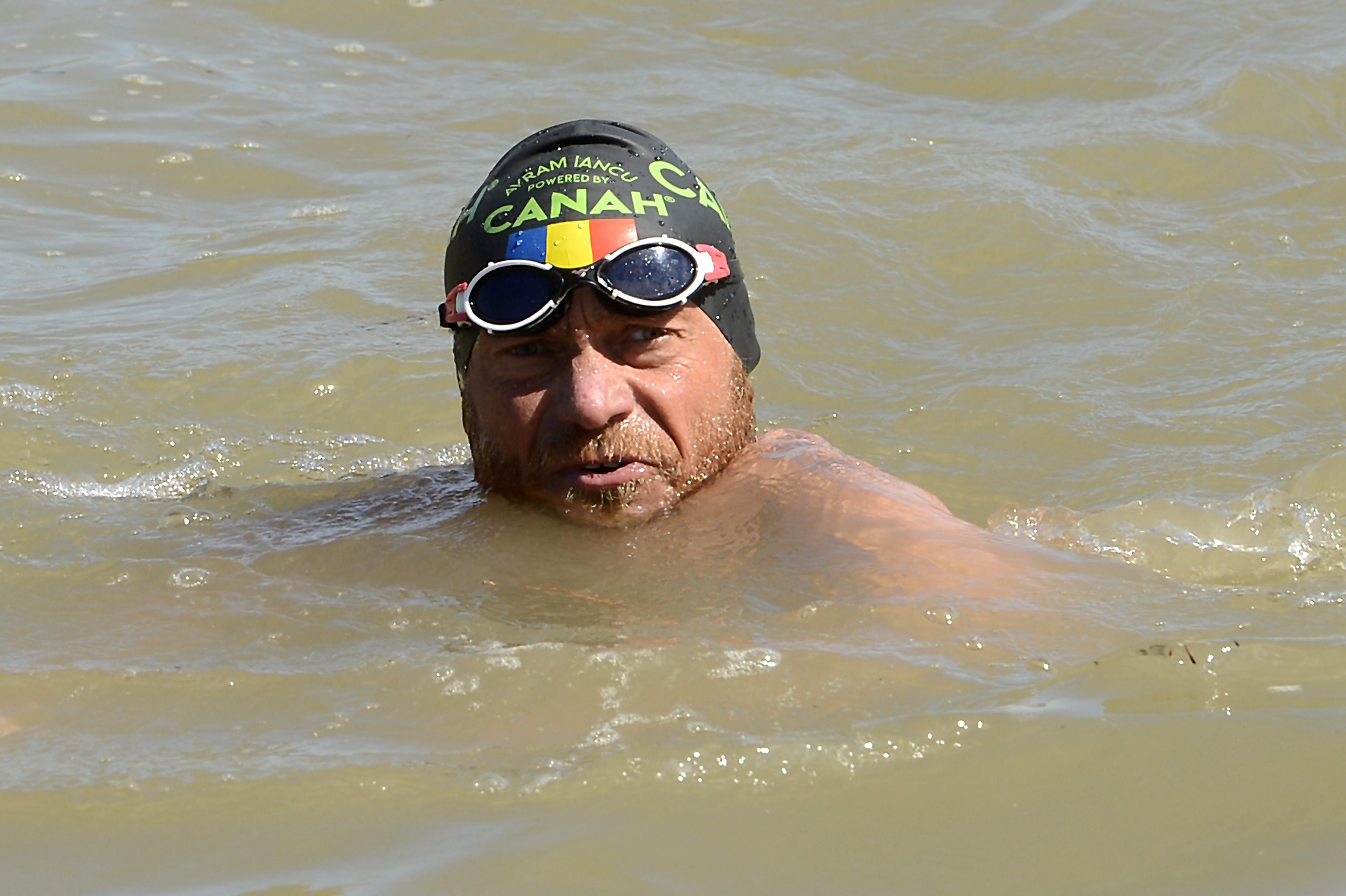Румънец плува по река Дунав от извора до устието