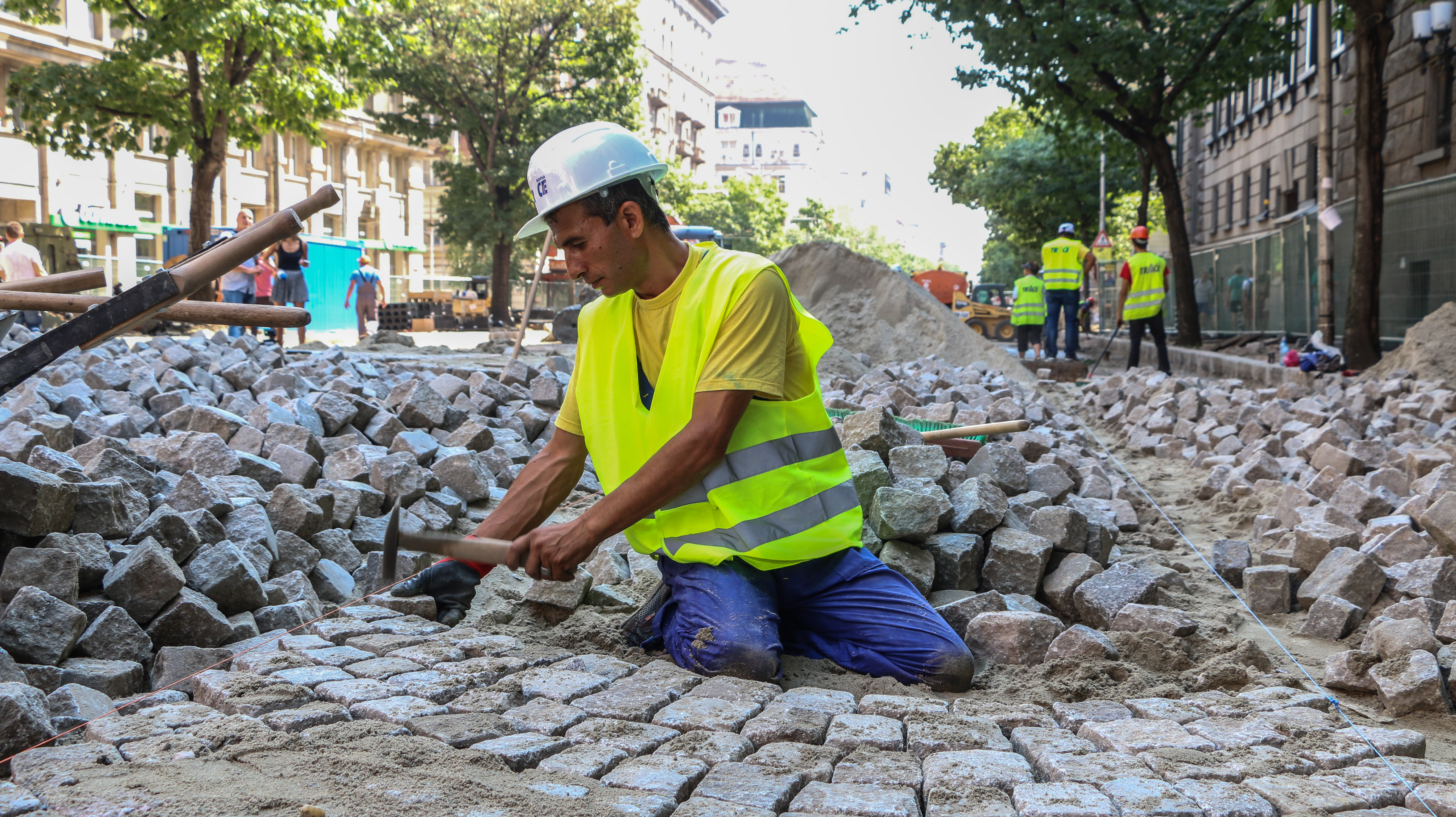 Пренареждането на паветата на бул. ”Дондокув” предизвика доста критики по време на ремонта