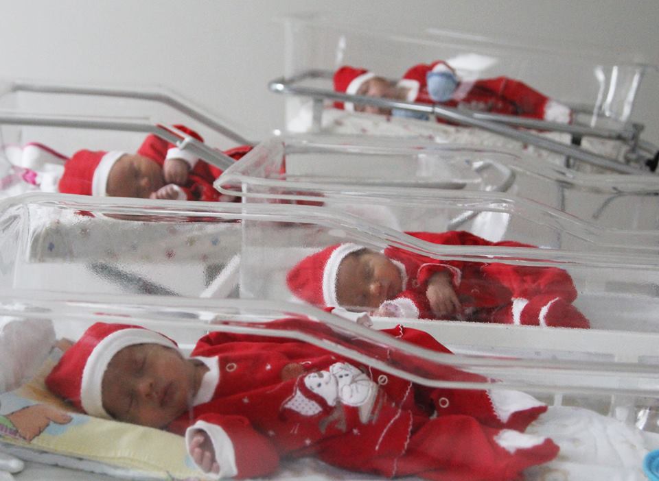 Облечени като джуджета бебета в българска АГ болница