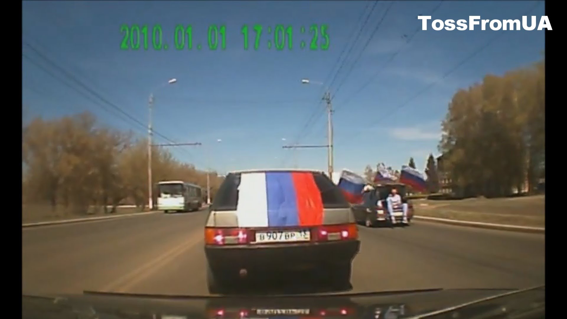 Само в Русия: БТР и самолет се блъскат в коли