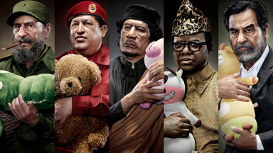 Вижте портрети на световни диктатори, гушкащи плюшени играчки