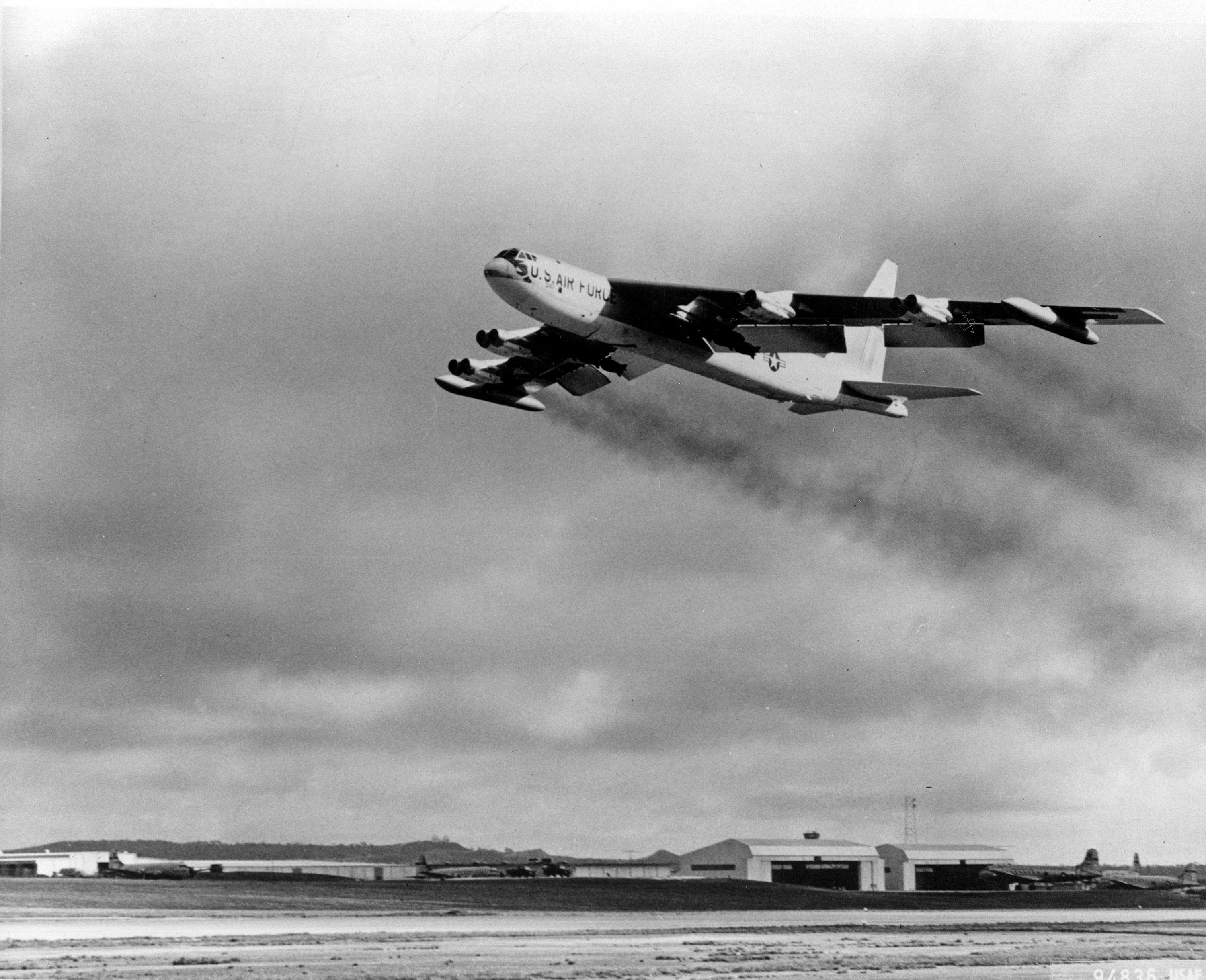 Снимка от 1955 г. показва американския бомбардировач B-52, който излита от базата в Гуам, за да удари във Виетнам