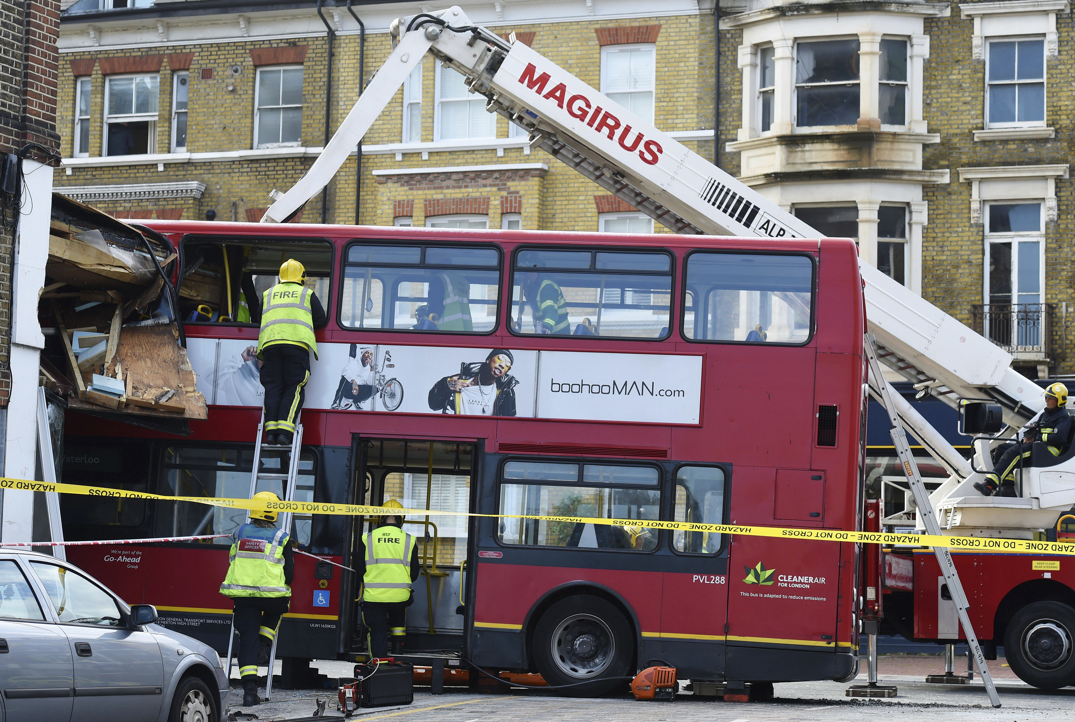 Двуетажен автобус се вряза в магазин в Лондон, има 10 ранени