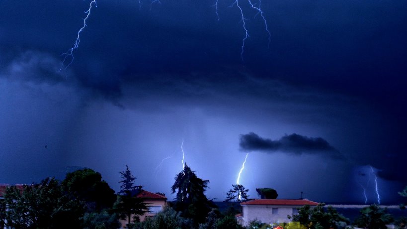 Опасна буря тръгна от Северна Италия на изток