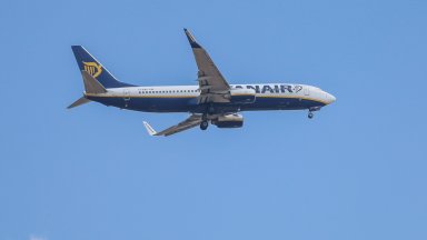 Самолет Boeing 737 800 на авиокомпания Ryanair със 174 души на