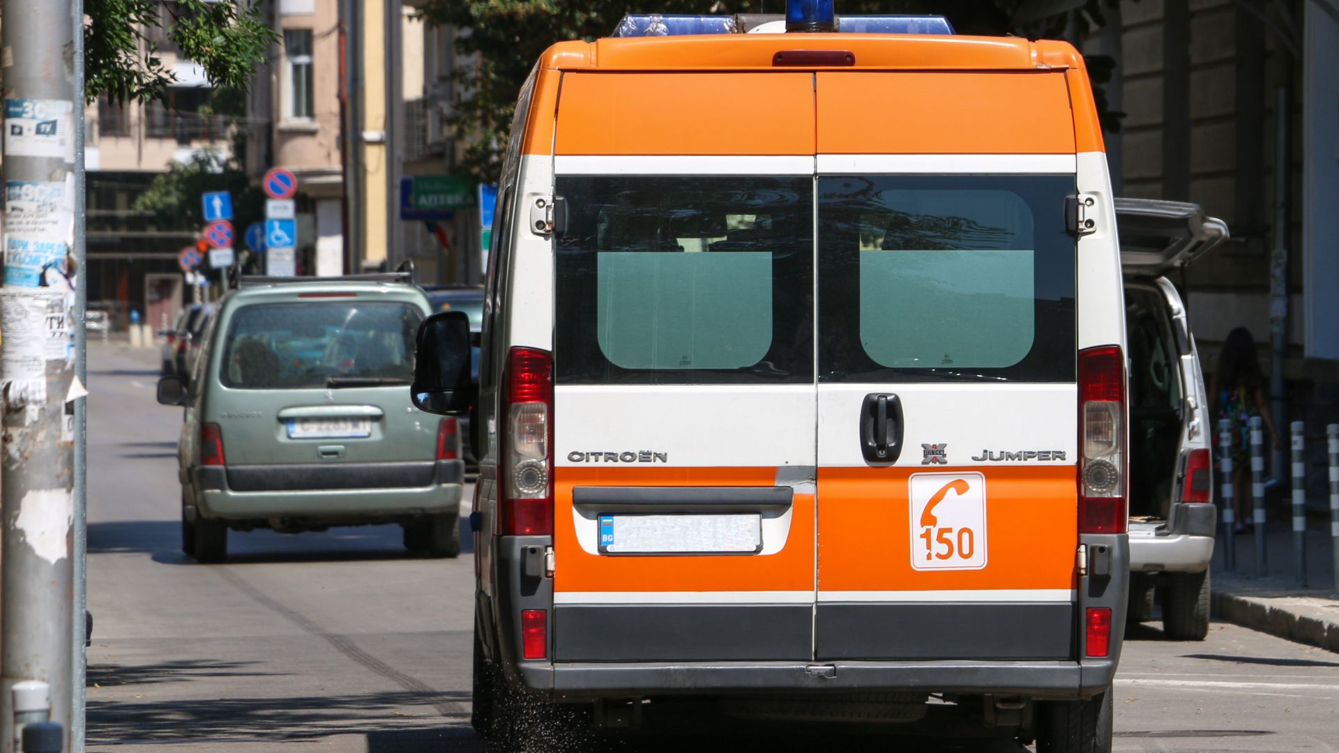 Микробус без шофьор помете млада жена във Варна