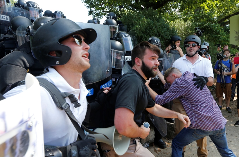 Бели националисти предизвикаха сблъсъци в Шарлотсвил - Вирджиния