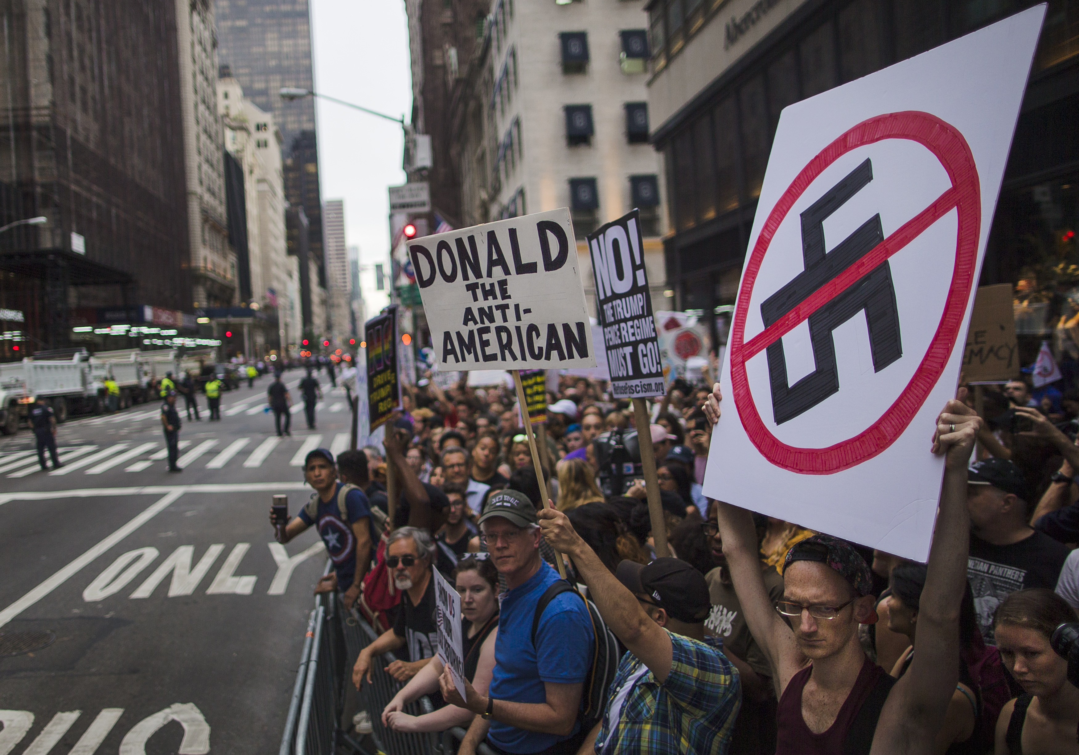 Протестиращи очакват президента пред Тръмп тауър в Ню Йорк, недоволни от реакцията му по повод неонацистко шествие