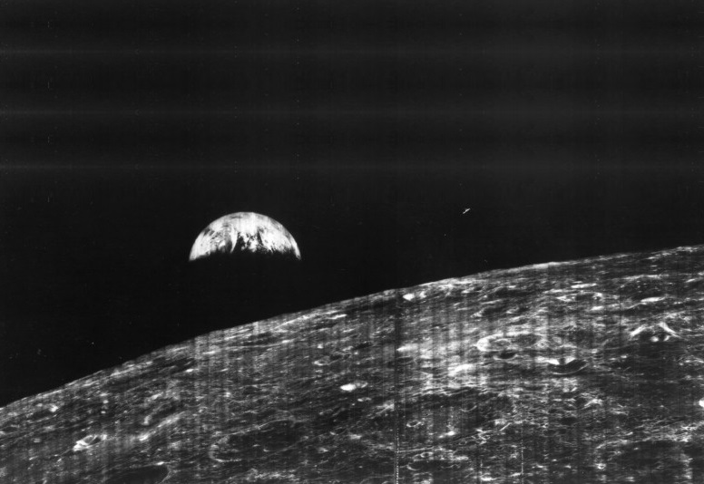НАСА показа първата снимка на Земята от Луната