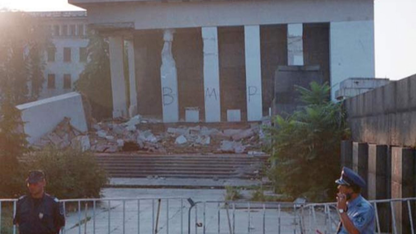 6 дни строят, 7 дни събарят мавзолея на Георги Димитров