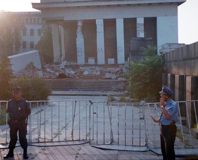 Мавзолеят на Георги Димитров след първото взривяване - само малко наклонен