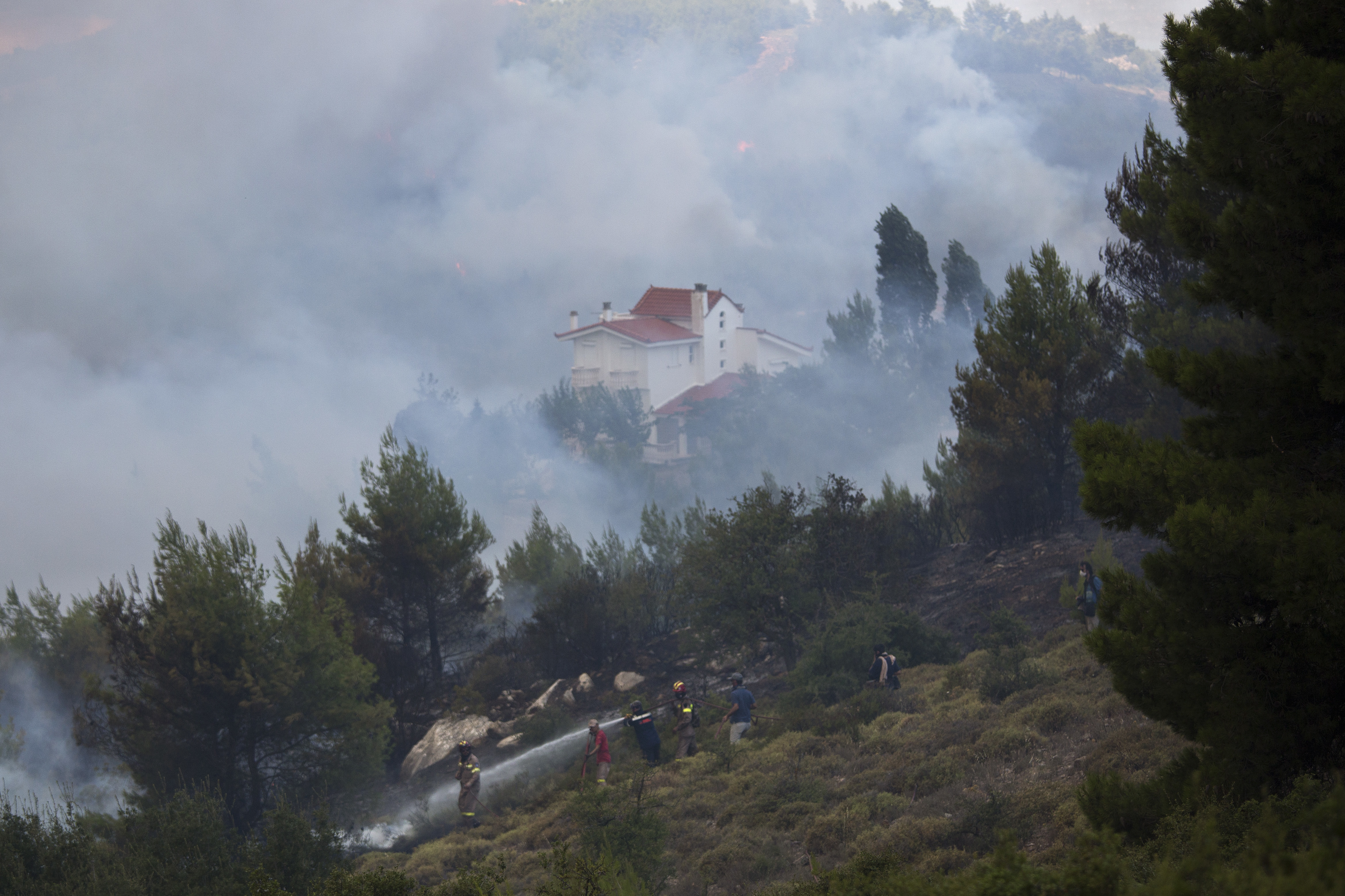 Пожарът край Атина се разраства