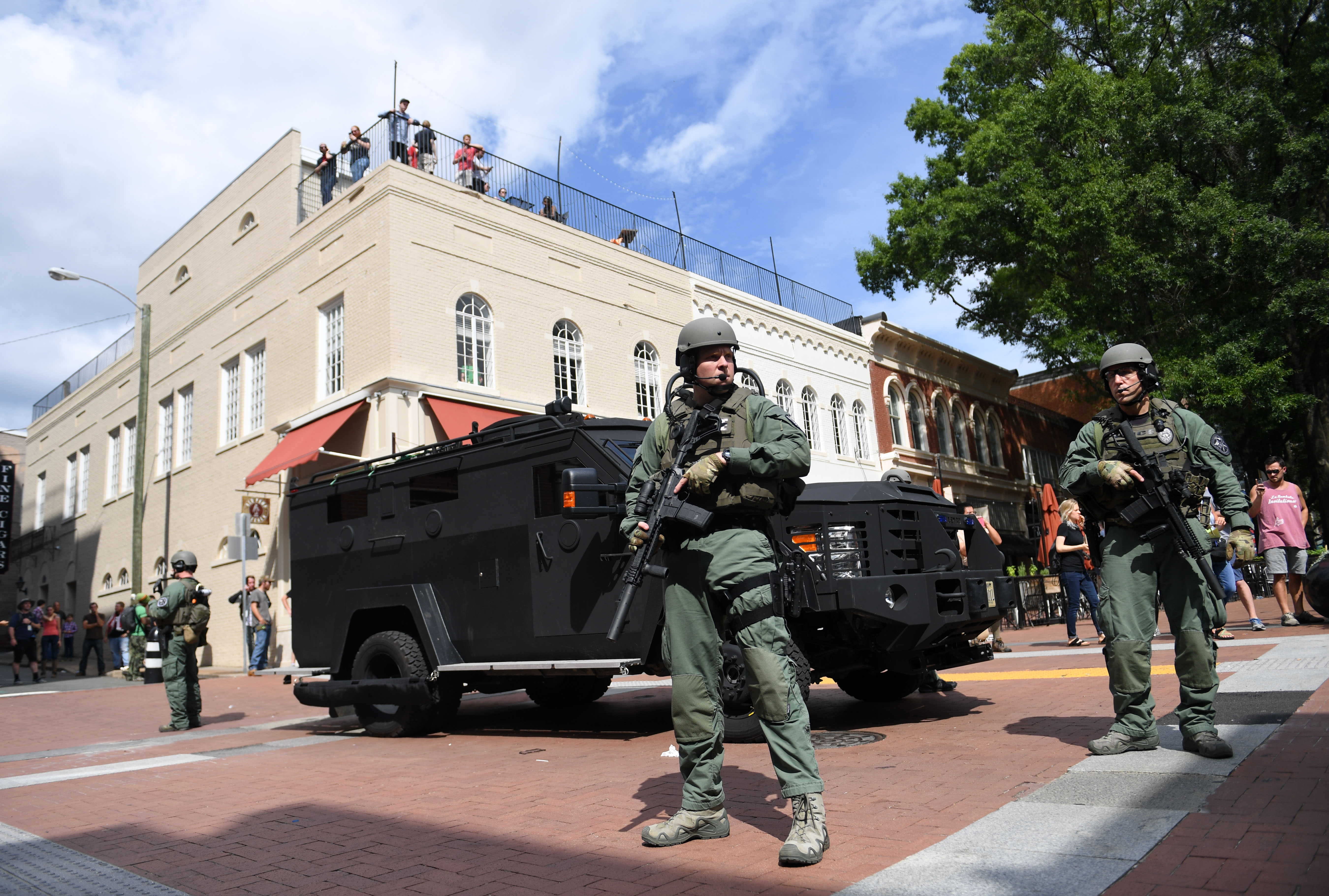 Тежковъоръжени полицаи охраняват района на най-ожесточените сблъсъци в Шарлотсвил