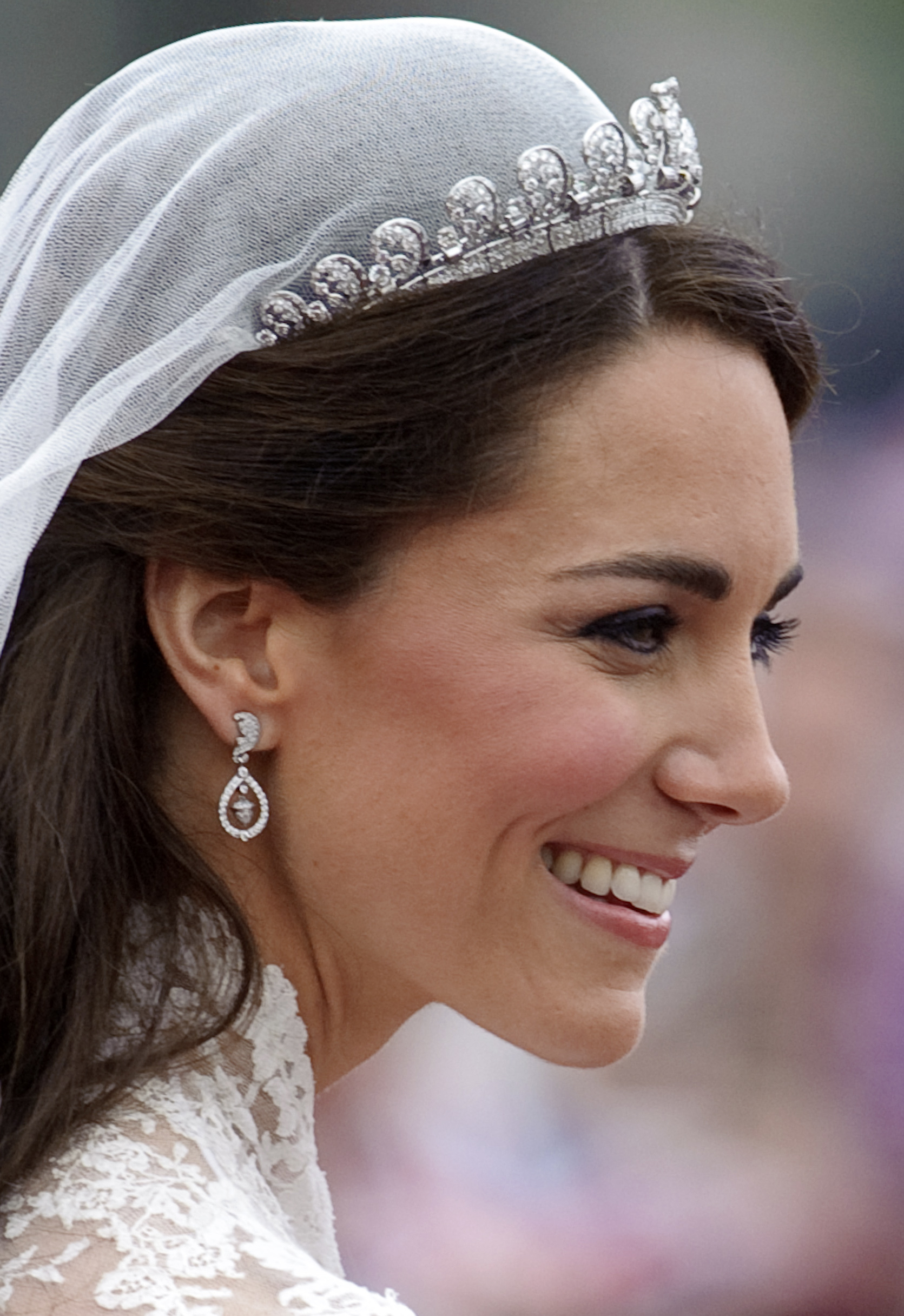 На сватбата си Катрин носеше тиара, закупена от Джордж VI за кралицата майка