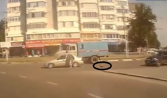 Бебе падна от кола в движение (Видео)