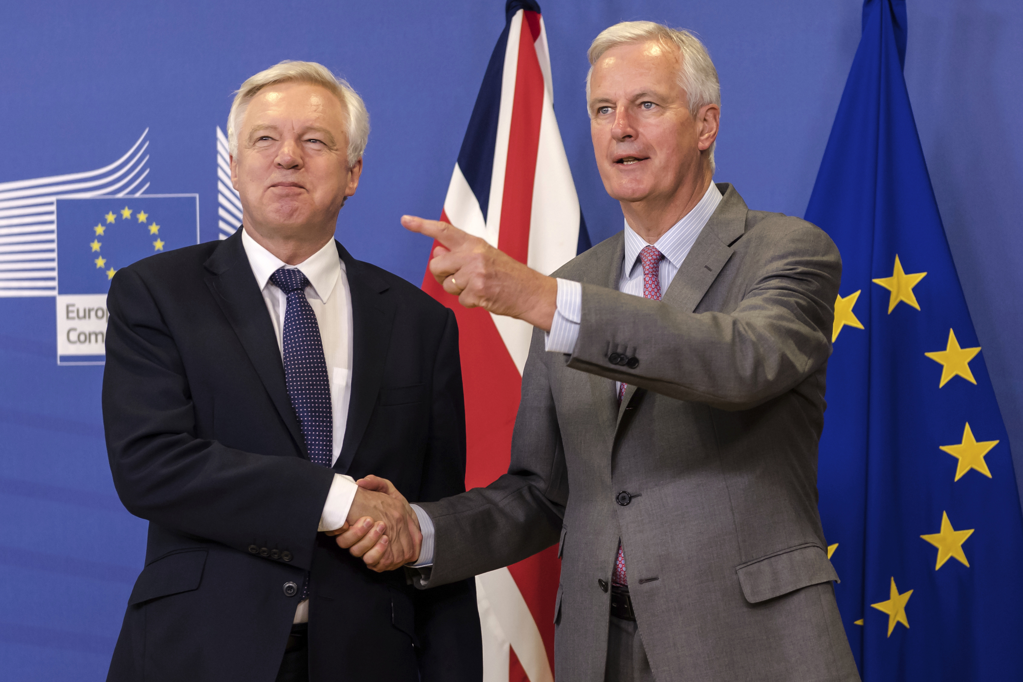Преговарящите за Брекзит - британският министър Дейвид Дейвис и Мишел Барние