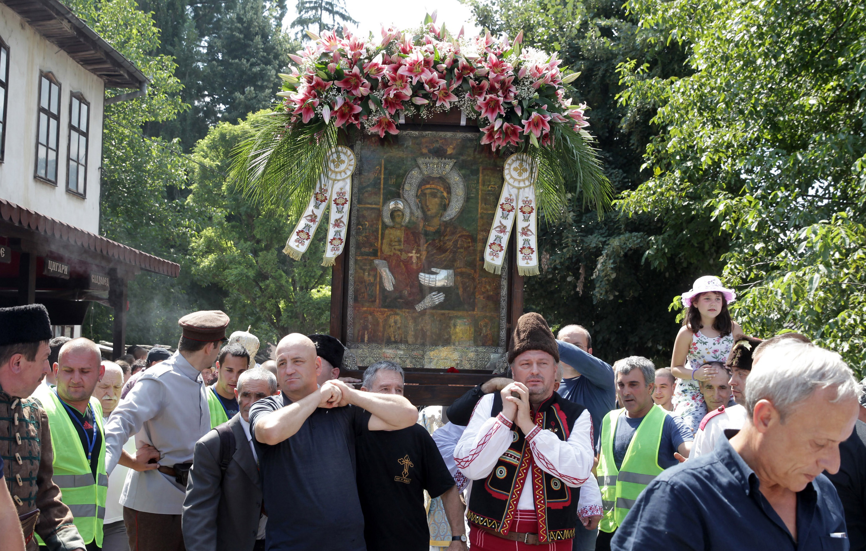 На храмовия празник на Троянския манастир посреща хиляди миряни, дошли да се докоснат и помолят на чудотворната икона на Света Б