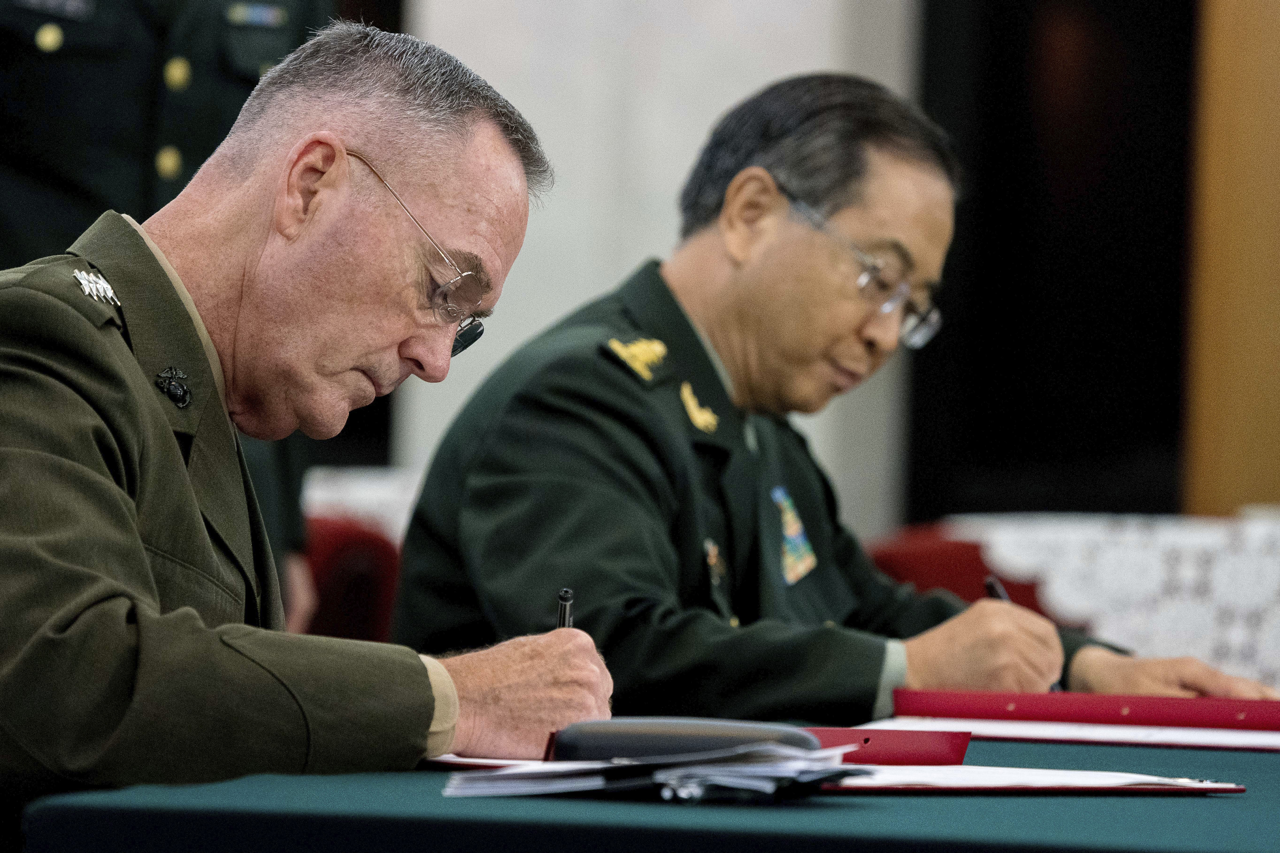 Най-вископоставените военни на САЩ и Китай - генералите Джоузеф Дънфорд и Фан Фънхуей, обсъдиха кризата