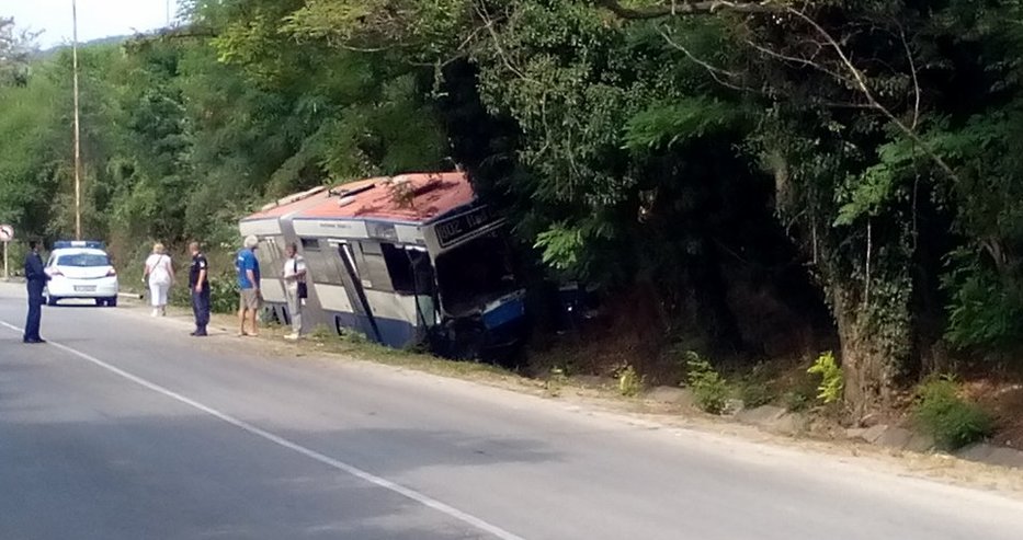 Багер не спря на ”Стоп”, прати автобус в дърво