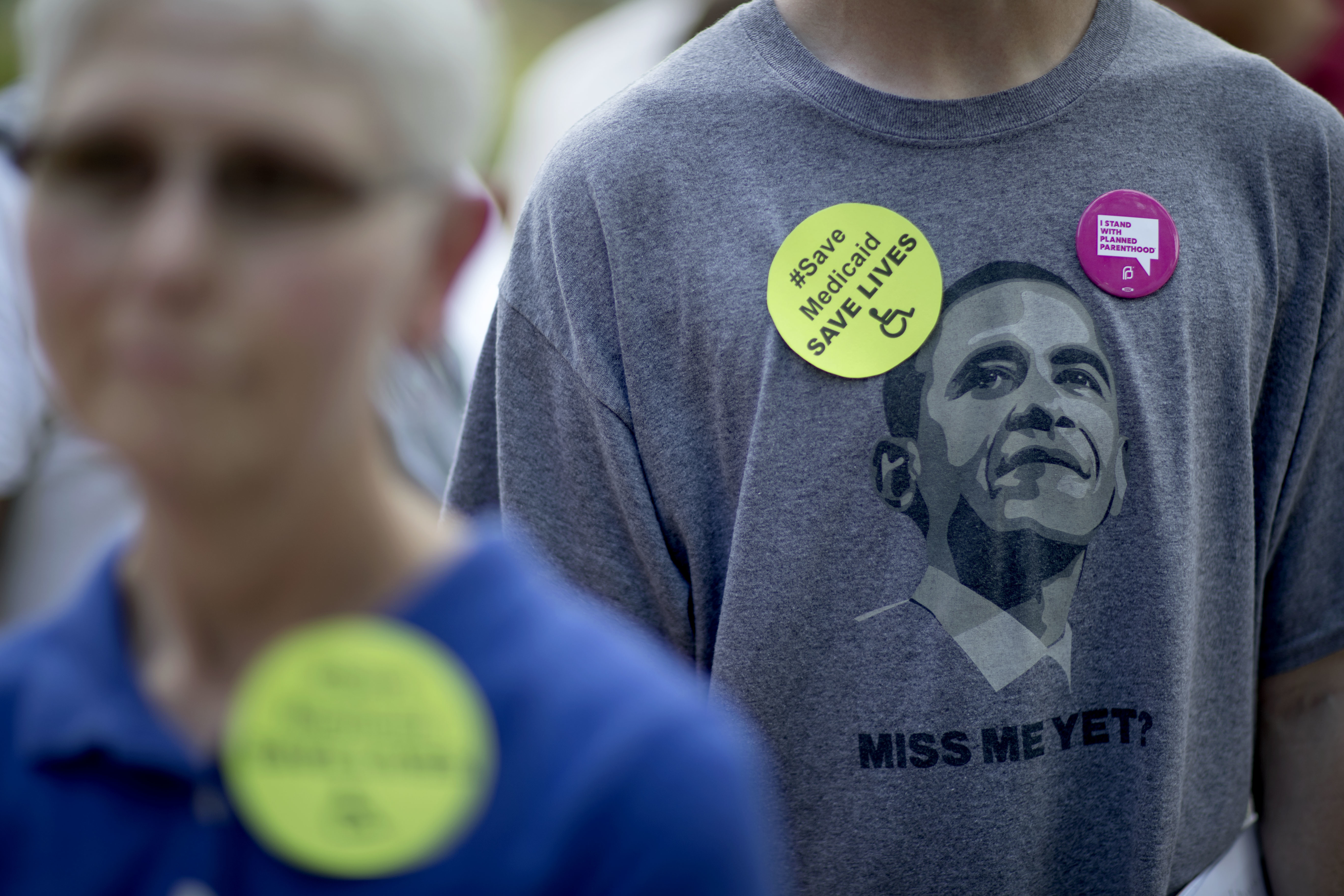 Протестиращ носи фланелка с лика на бившия президент Барак Обама