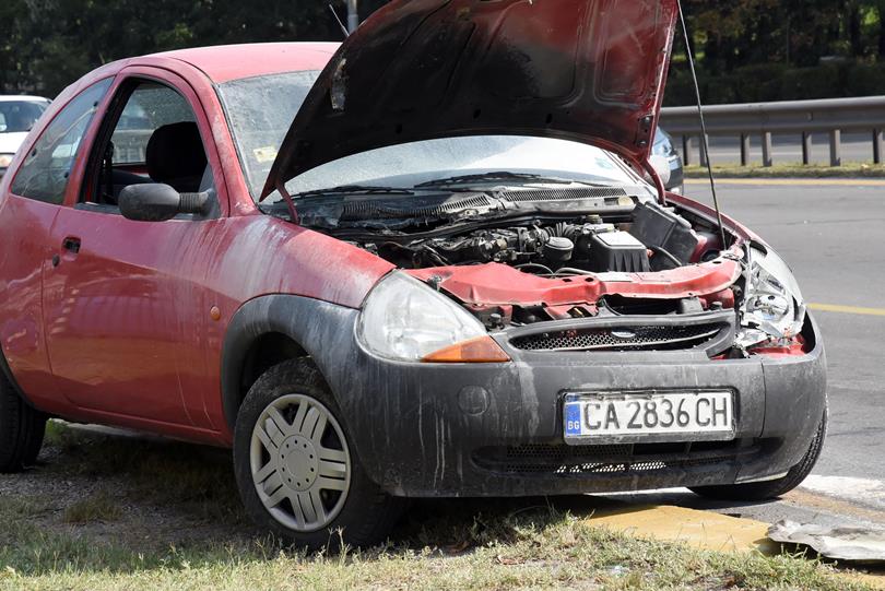 Автомобил пламна след катастрофа (Снимки)