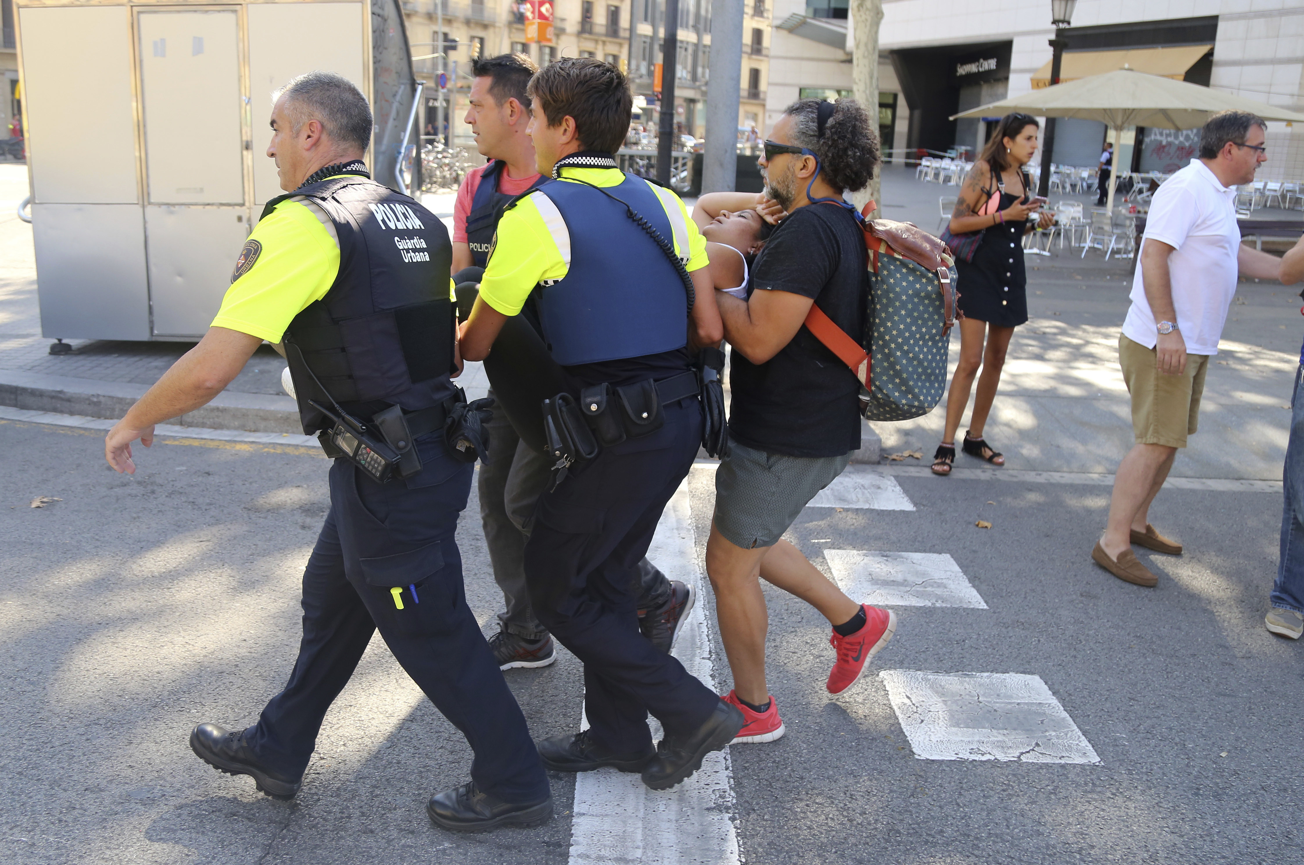 Полицаи пренасят ранена при терористичната атака в Барселона