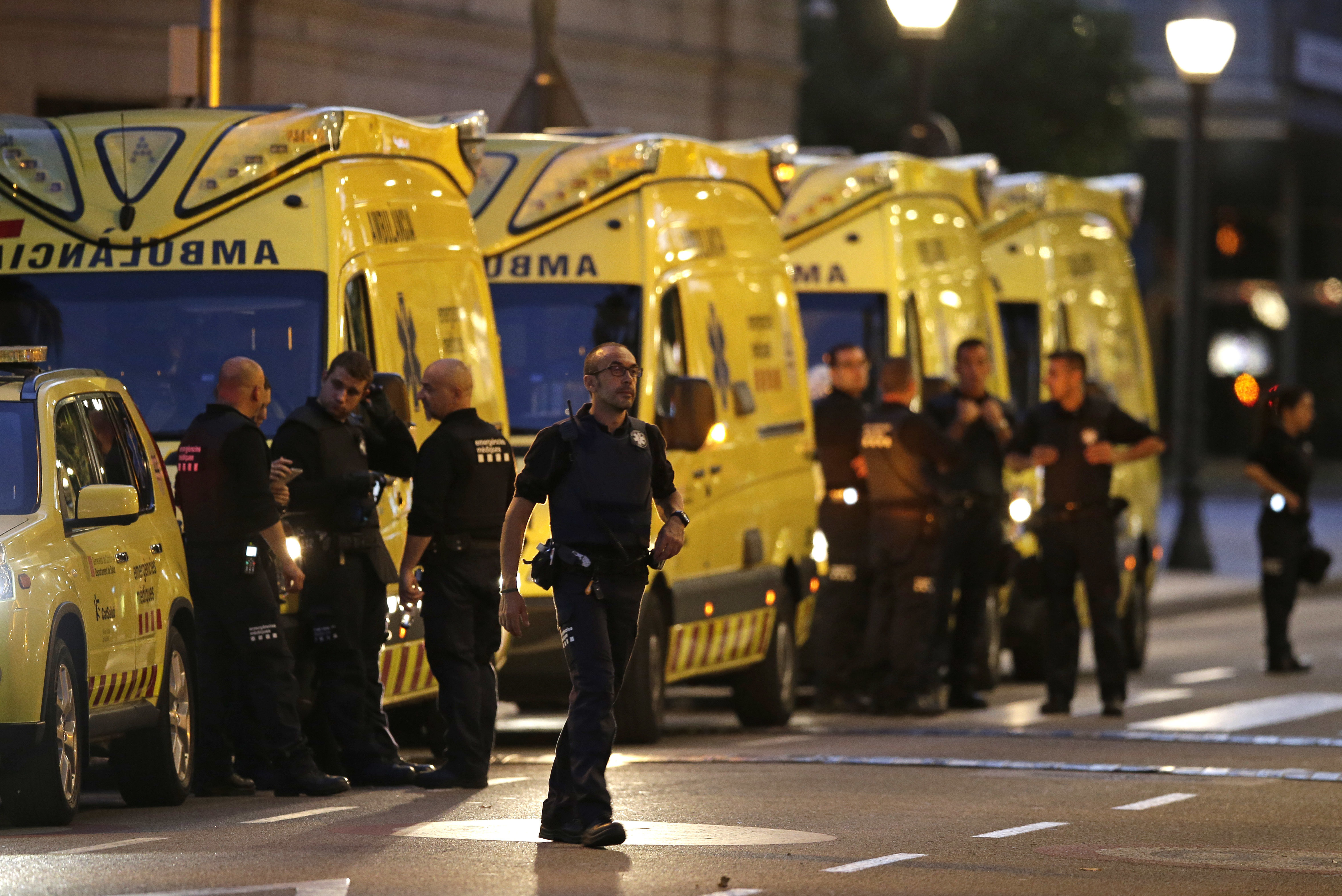 Служители на на Спешна помощ на блокирана улица след атентата в Барселона
