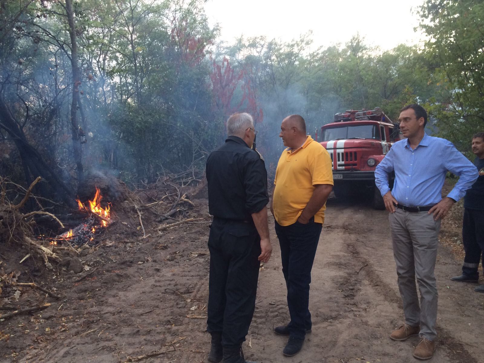 Премиерът Бойко Борисов се запозна на място с дейностите за справяне с пожара в Хасковска област
