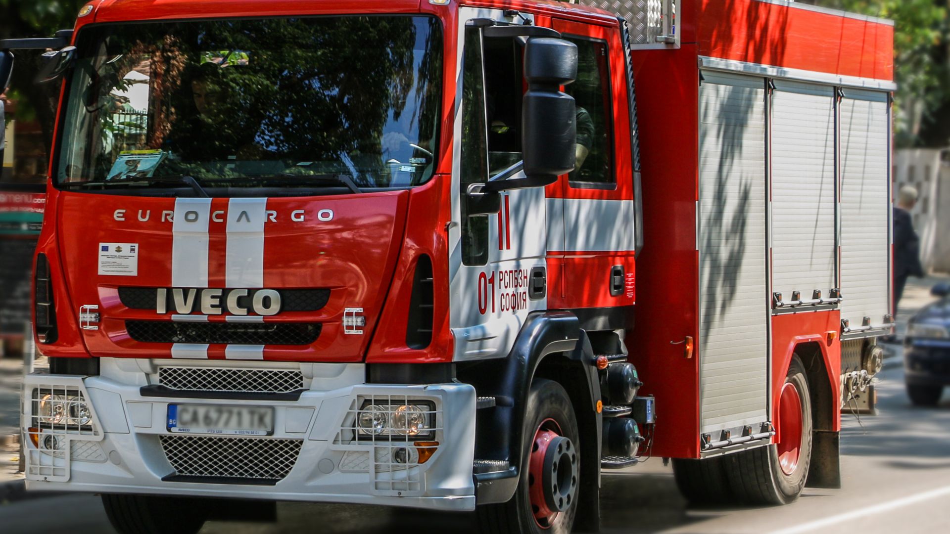 Трима пострадаха при пожар във фабрика за дървени плоскости в