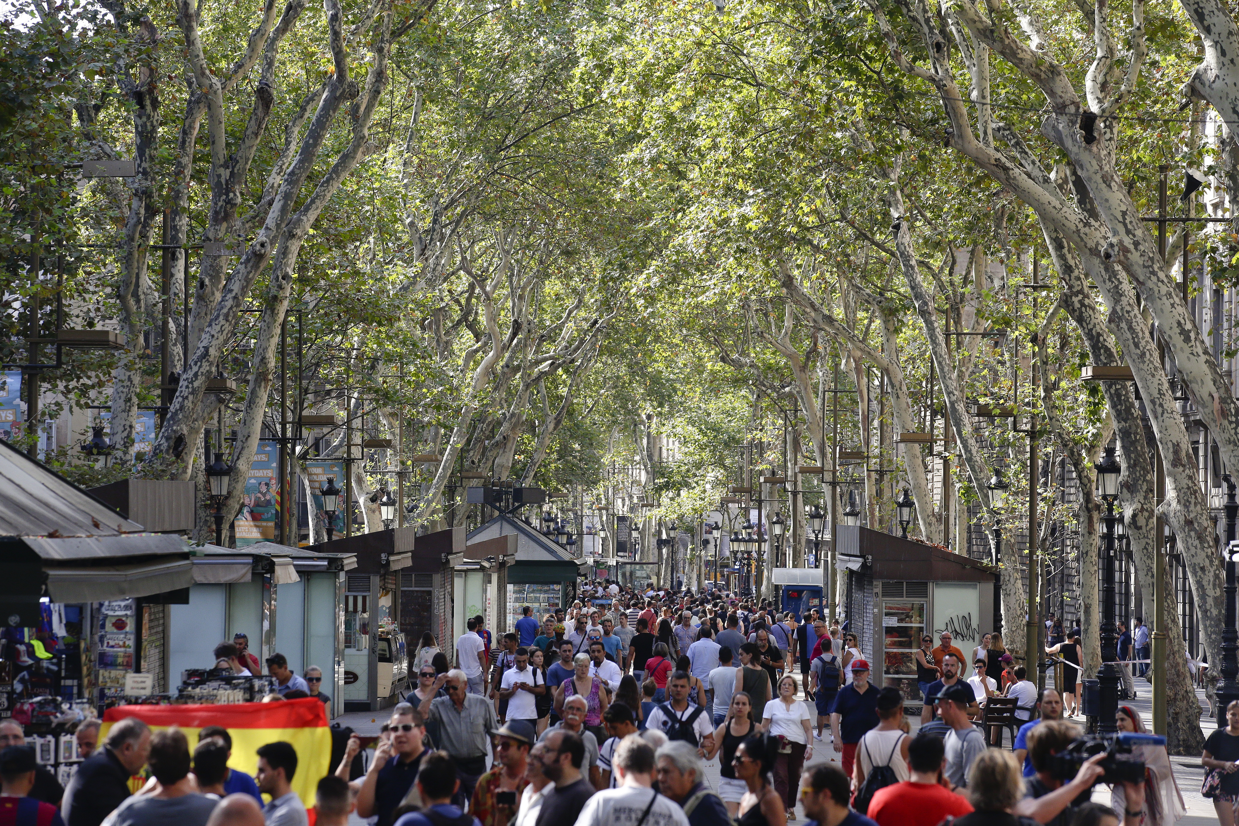 Улица Ла Рамбла в Барселона е пълна с хора ден след атентата