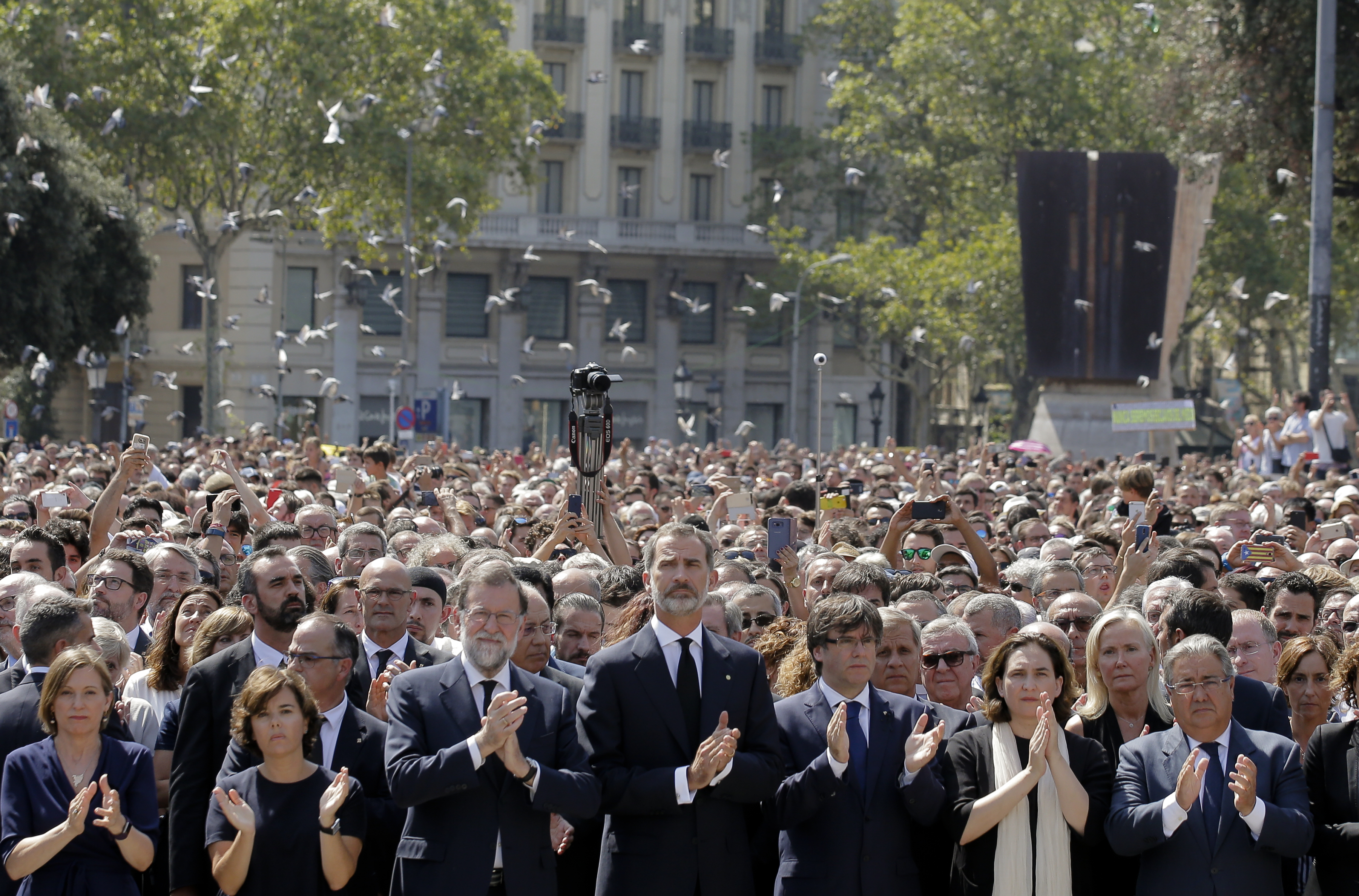 Крал Фелипе Шести, премиерът Мариано Рахой, премиерът на Каталуния Карлес Пучдемон и хиляди хора се събраха на площада
