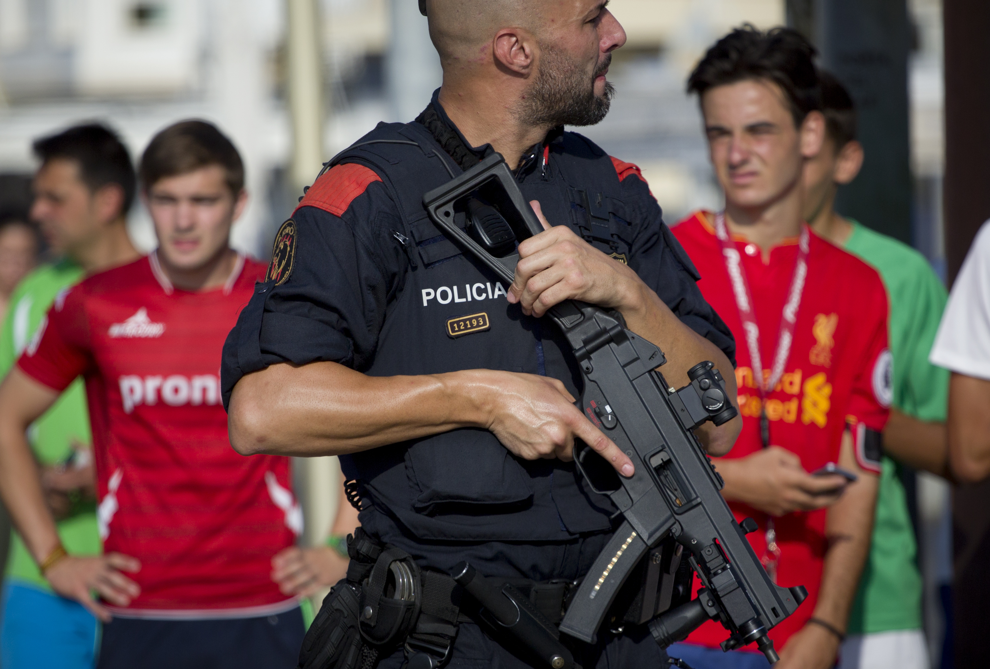 Въоръжен полицай патрулира в градчето Камбрилс, където беше извършен атентат часове след този в Барселона