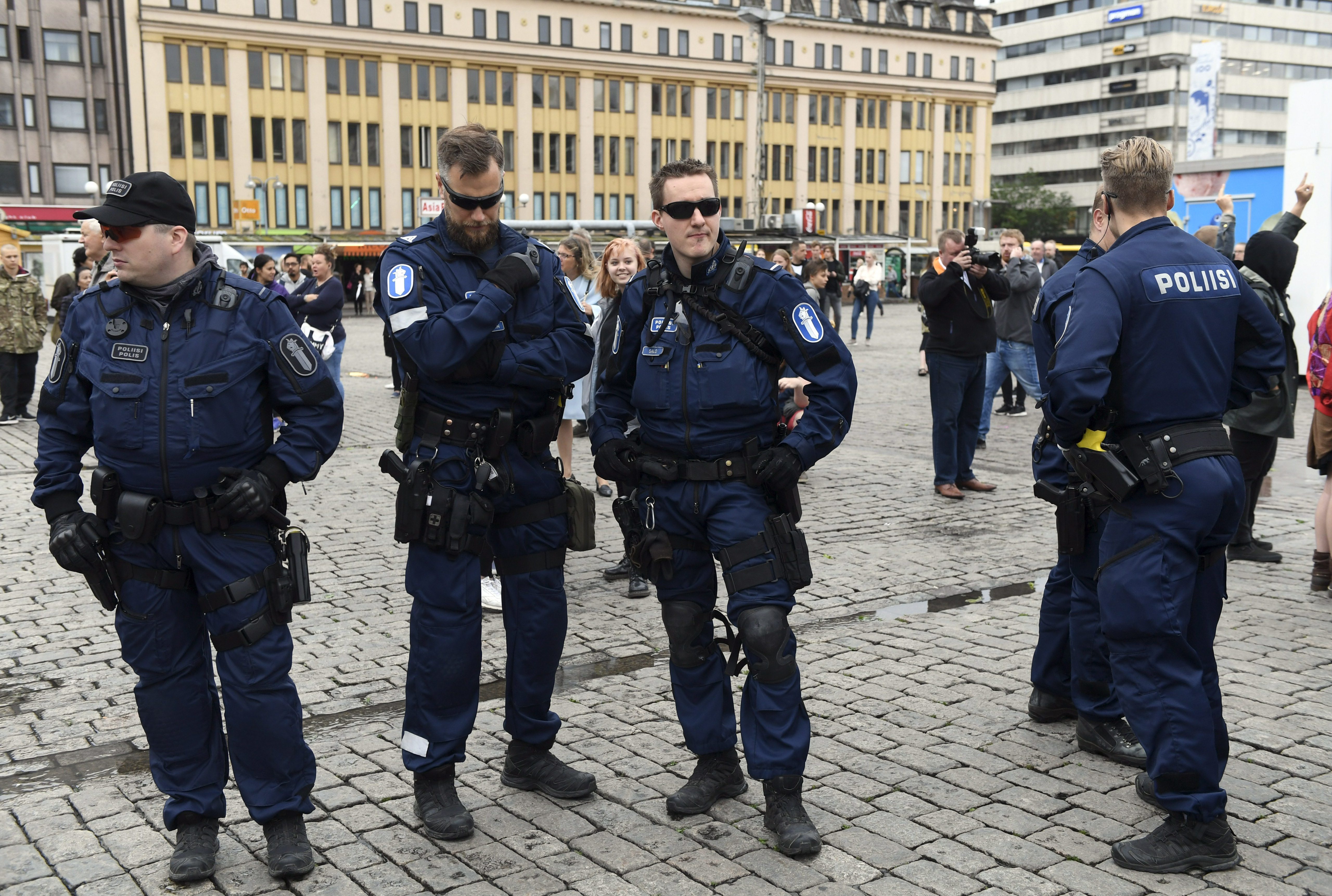 Тежковъоръжени финландски полицаи патрулират на мястото на инцидента в Турку
