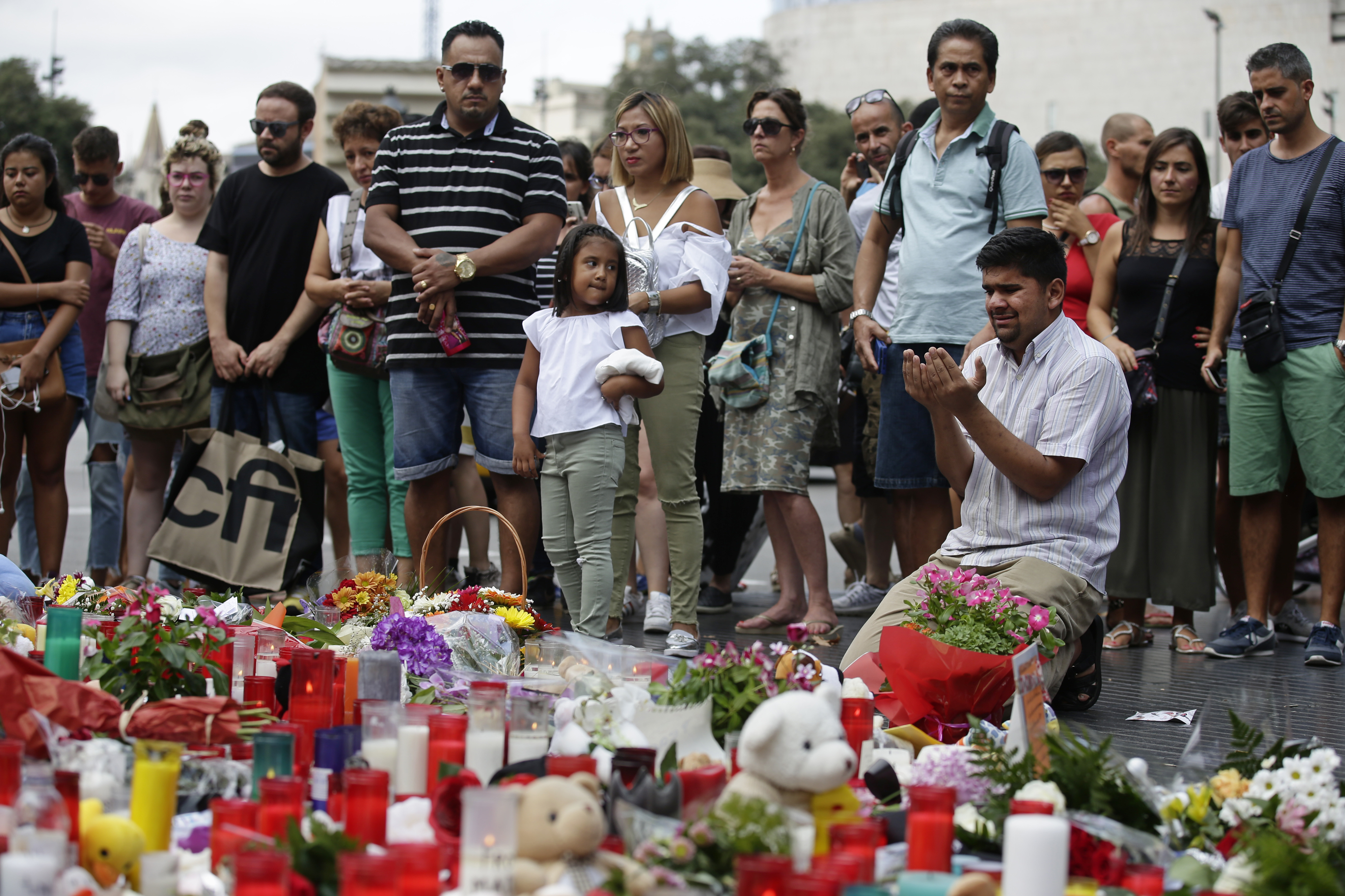 Стотици се събраха да се помолят пред импровизирания мемориал от свещи, цветя и писмени послания в Барселона