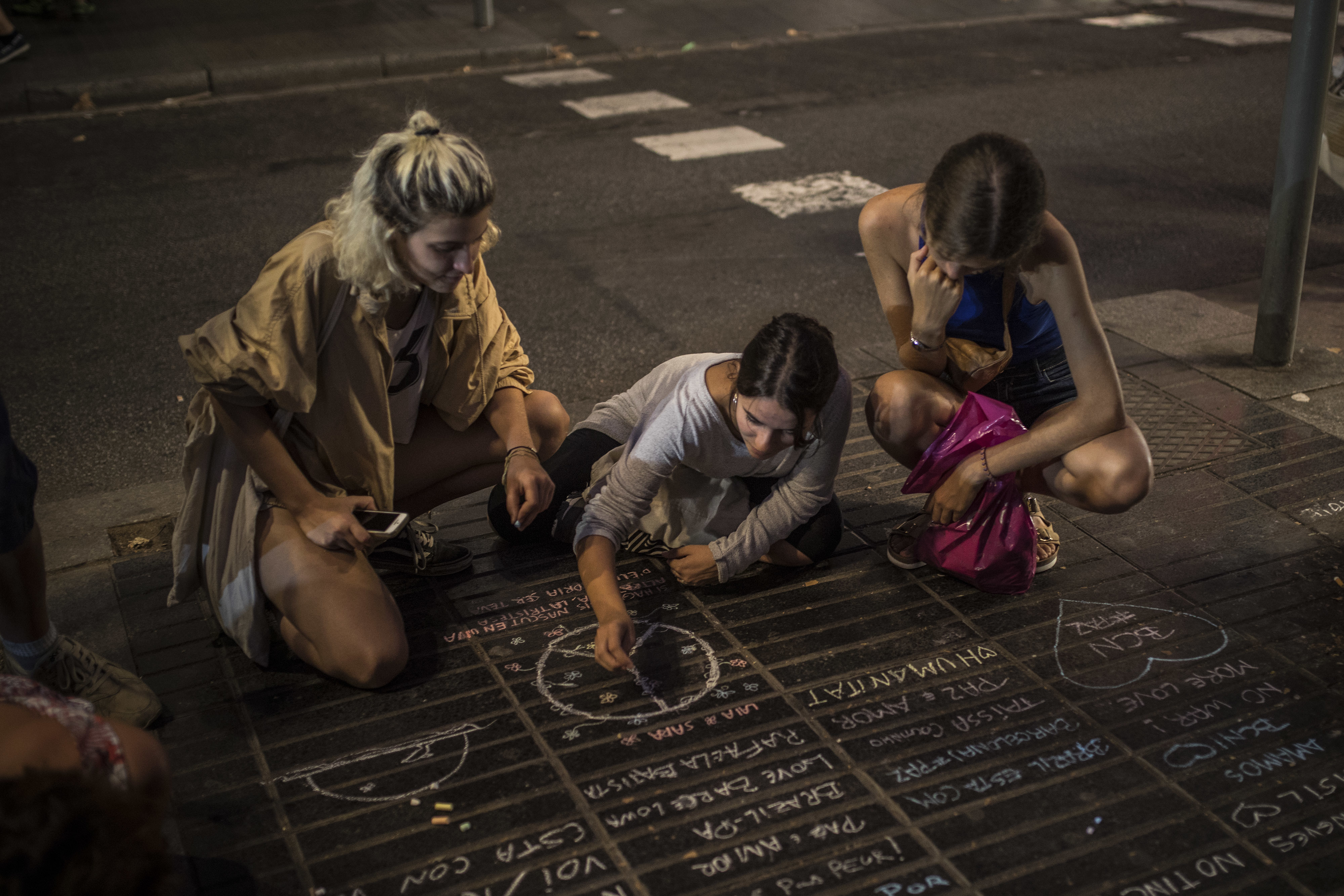Момичета рисуват символа на мира на мястото на атаката в Барселона
