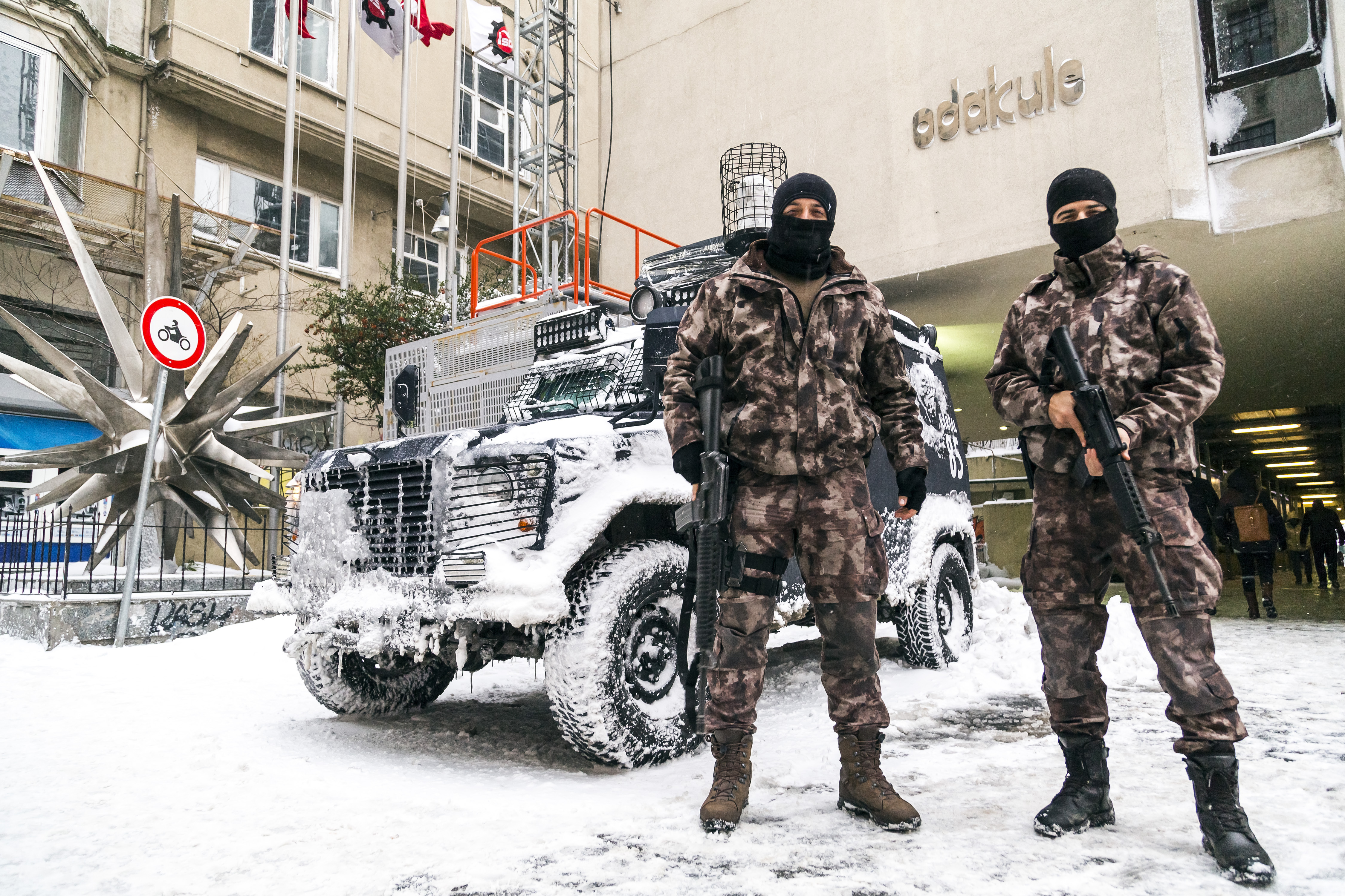 Убиха един и арестуваха четирима от ИД в Турция