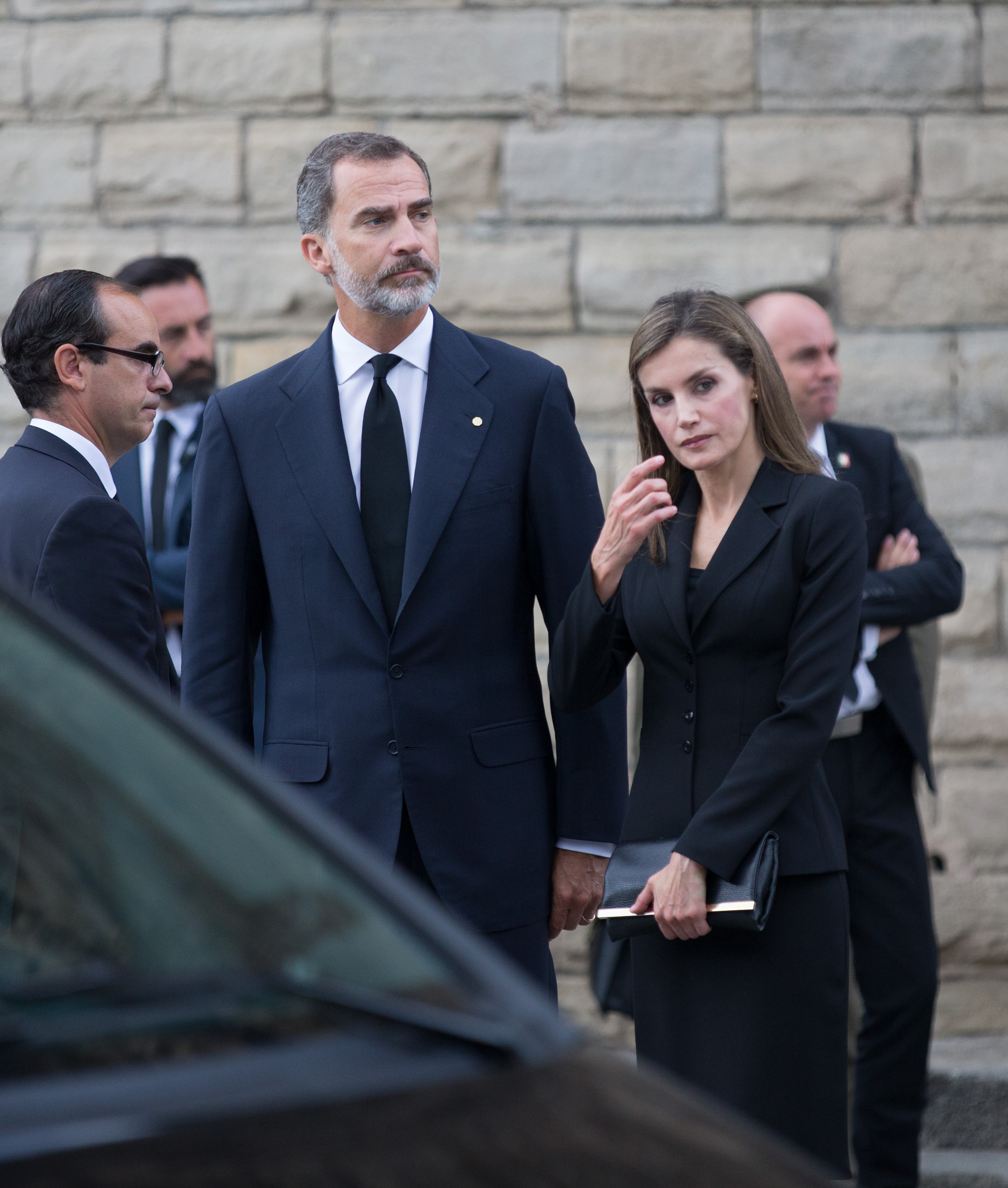 Испанският крал Фелипе Шести и кралица Литисия пристигат за възпоменателната церемония