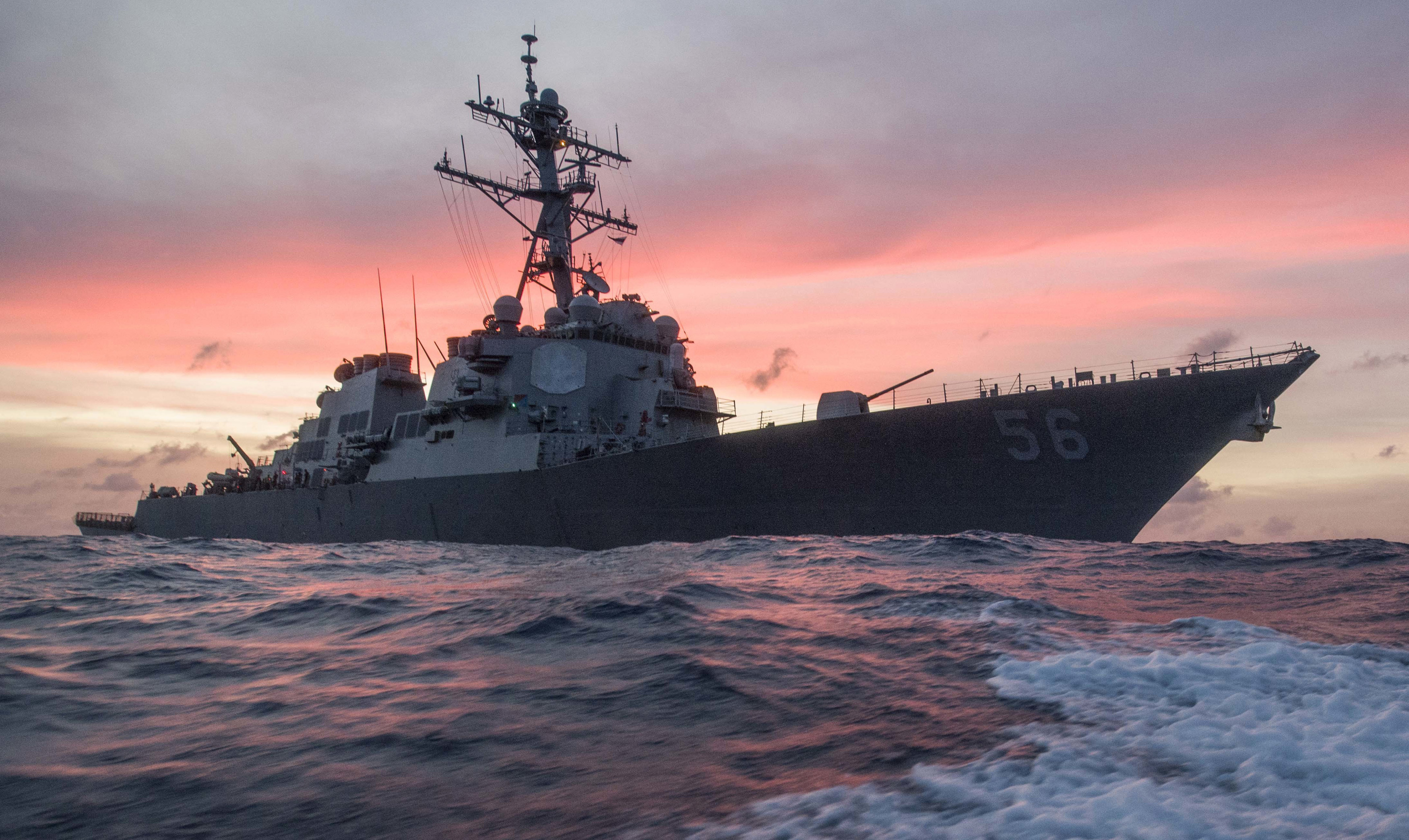 10 моряци изчезнаха при сблъсък на US боен кораб