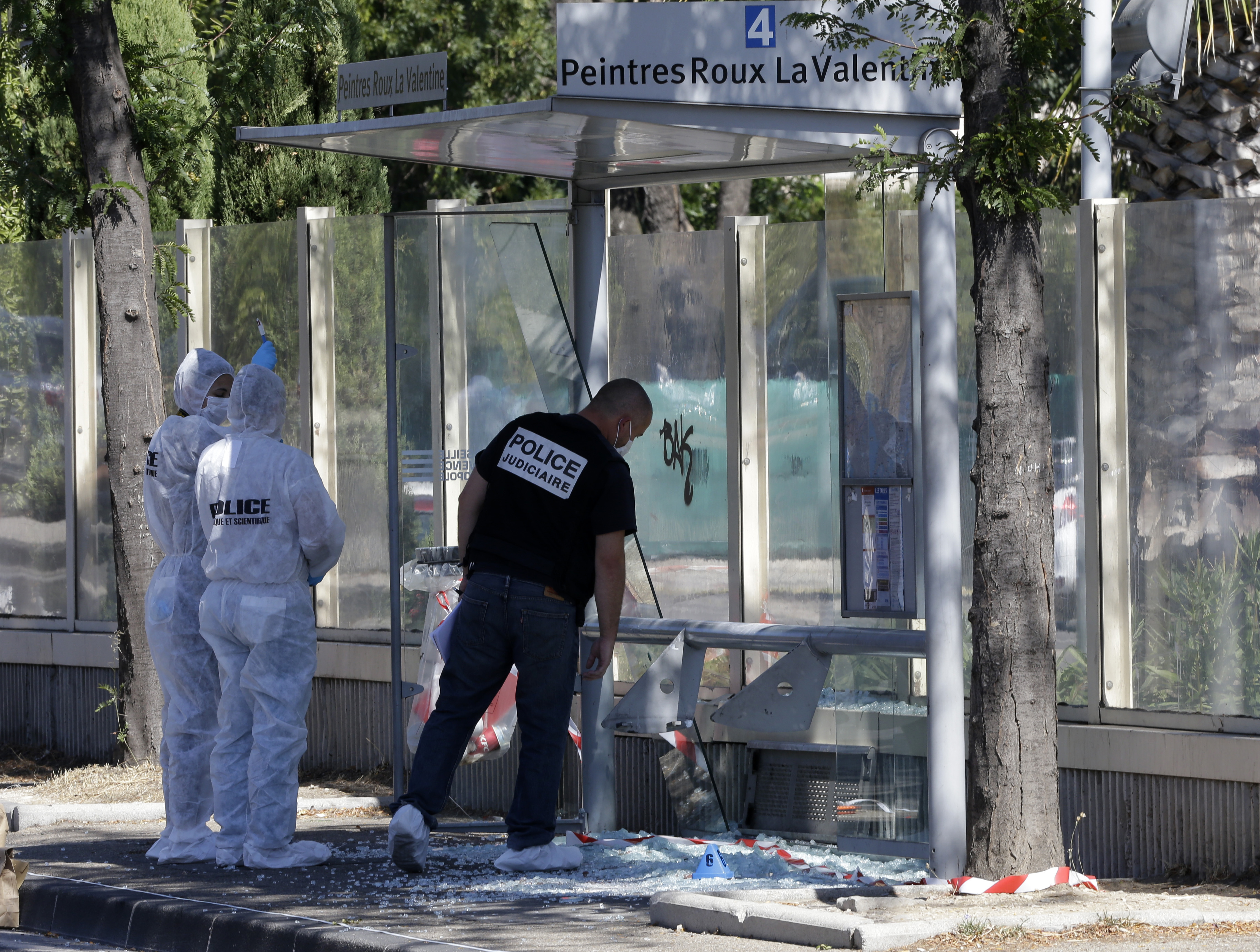 Бус се заби в автобусни спирки в Марсилия, има убит и ранен