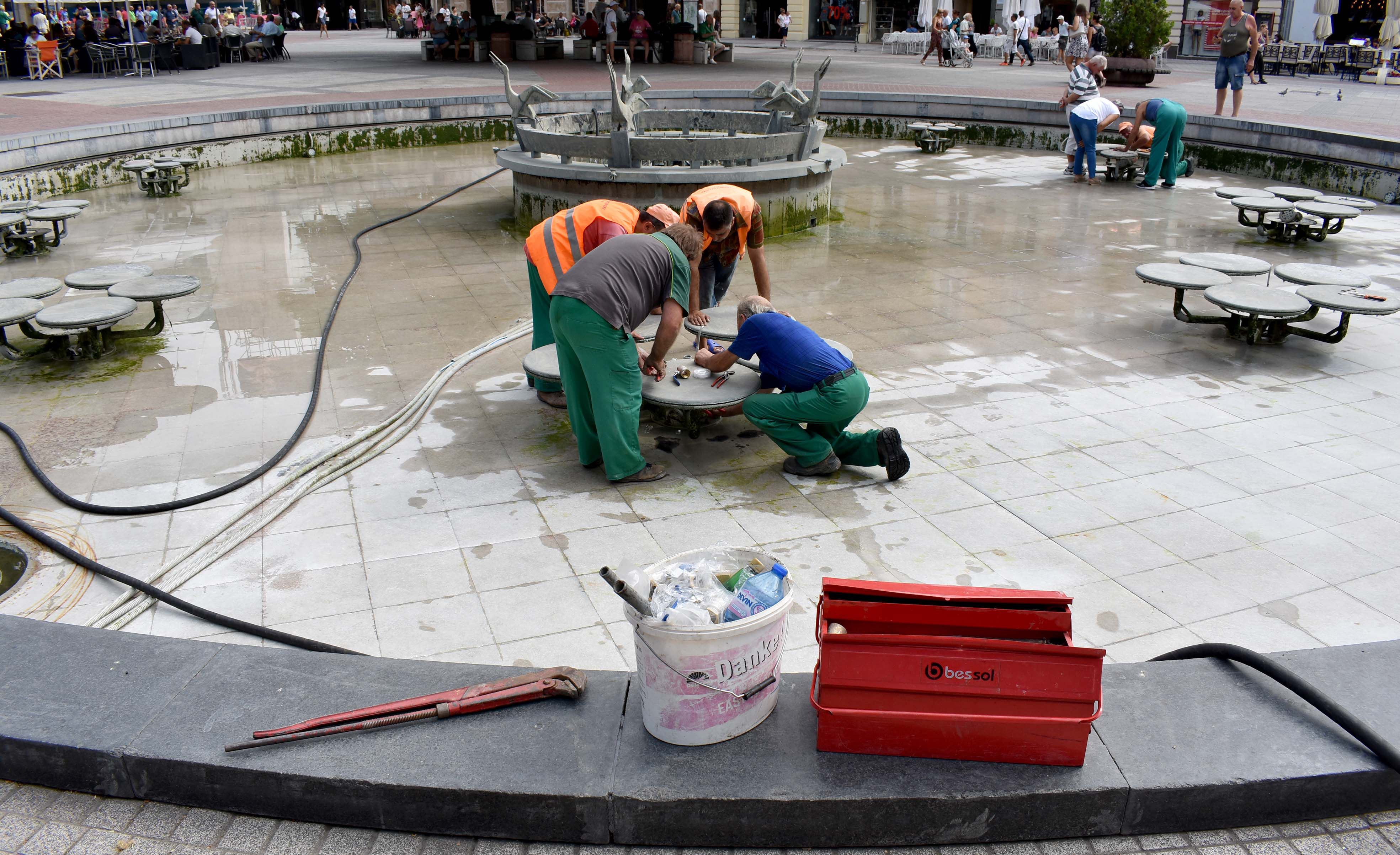 Техници започнаха голям ремонт на фонтана с популярните пеликани на площадчето пред кметството в Пловдив