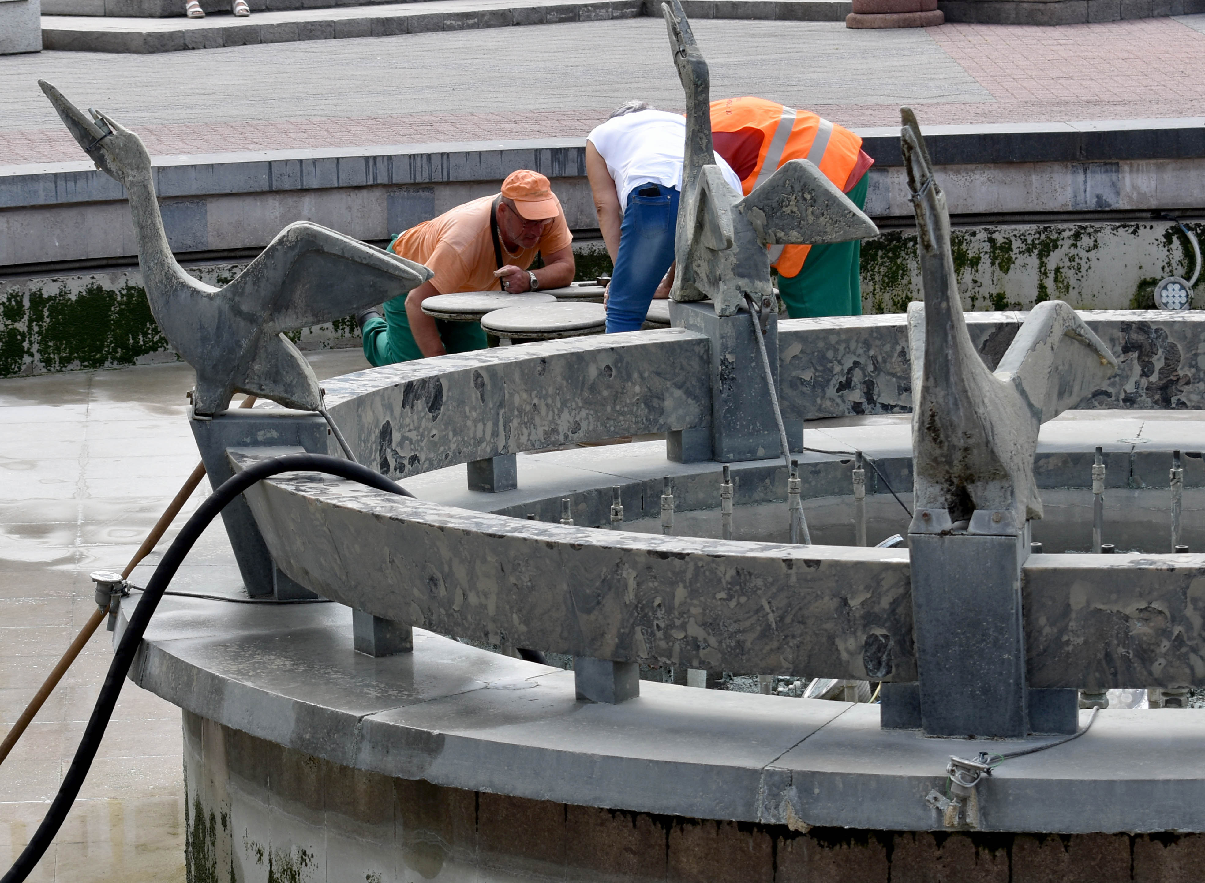 Техници започнаха голям ремонт на фонтана с популярните пеликани на площадчето пред кметството в Пловдив