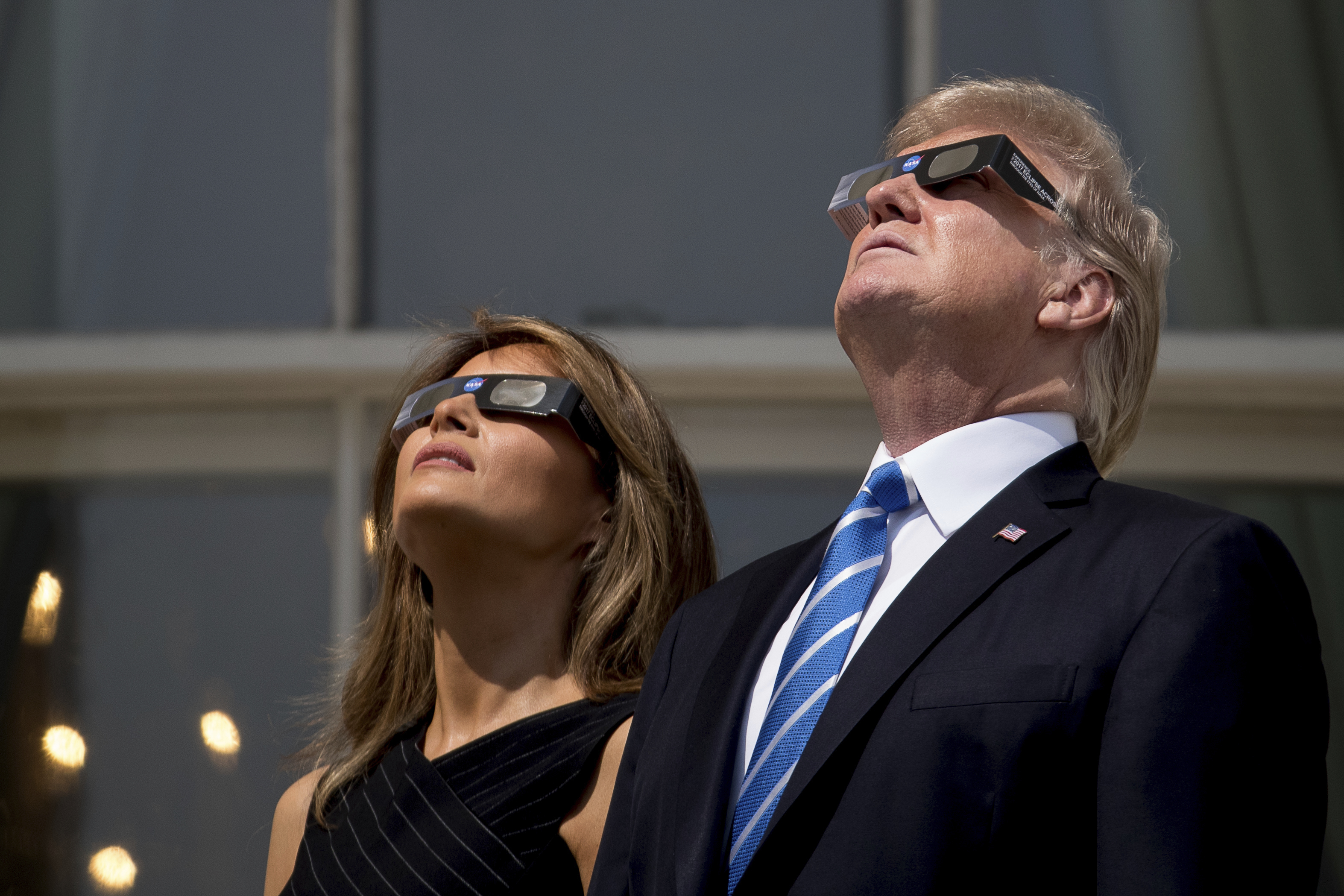 Доналд Тръмп наблюдава слънчевото затъмнение от Белия дом