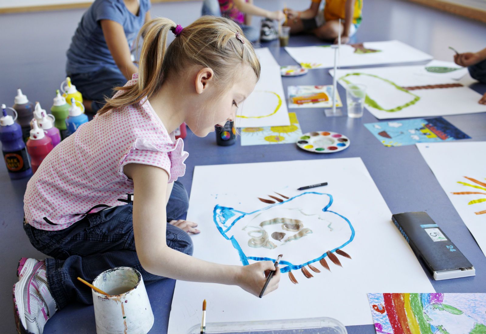 Are the children painting. Кружок творчества для детей. Занятие для детей по творчеству. Кружок дизайнера для детей. Арт-терапия творчество для детей 5 лет.