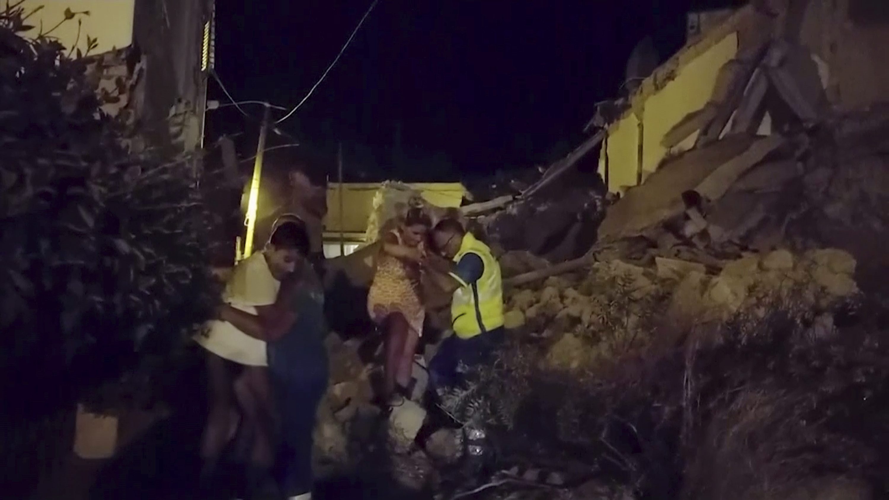 Снимка, направена от видео показва как спасяват деца от срутена от земетресението сграда