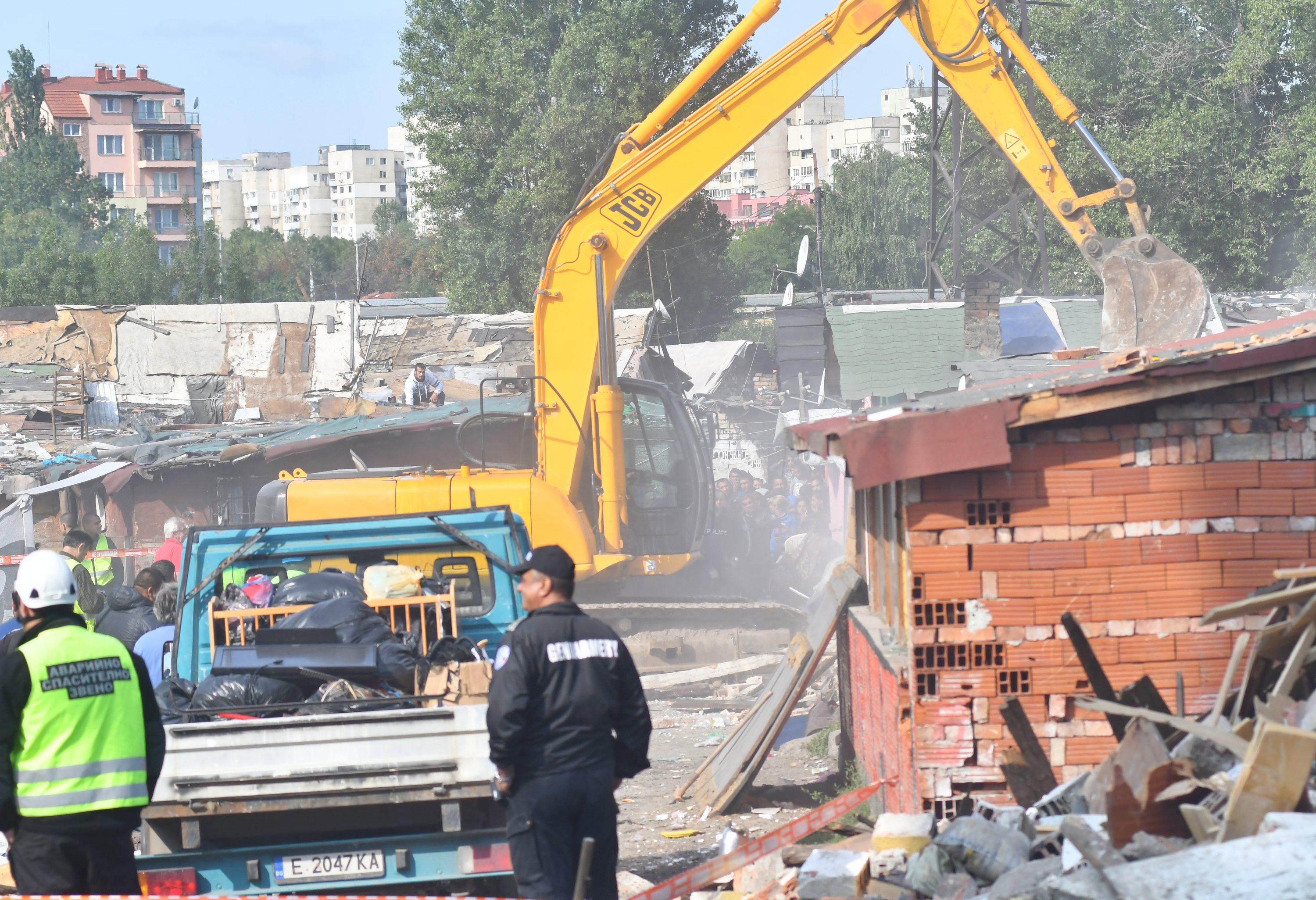 Събарят незаконни постройки в ”Захарна фабрика”