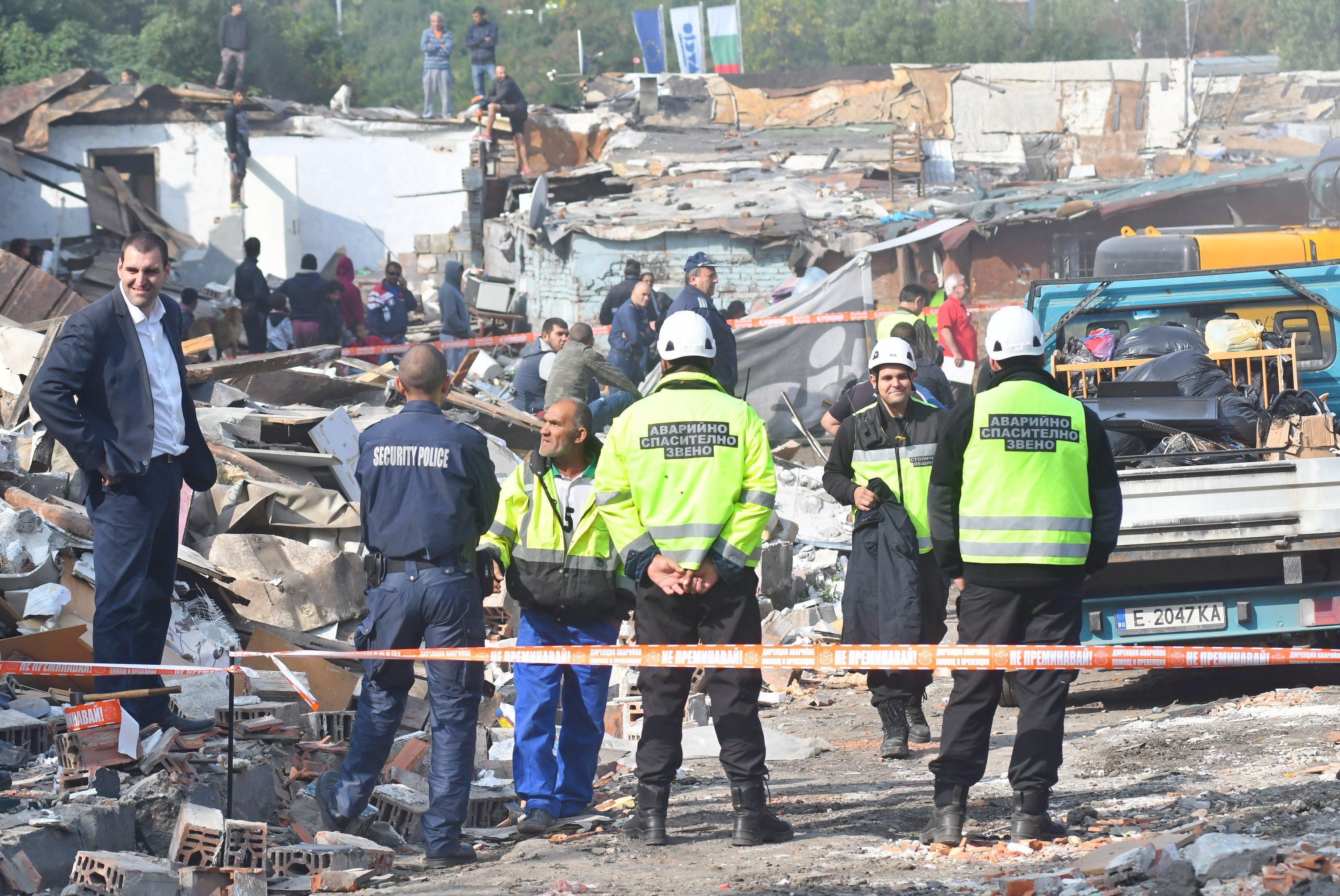 Полицията следи за обществения ред в района на събарянето на постройките
