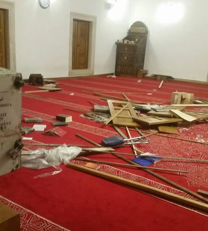 Религиозни книги в джамията са унищожени