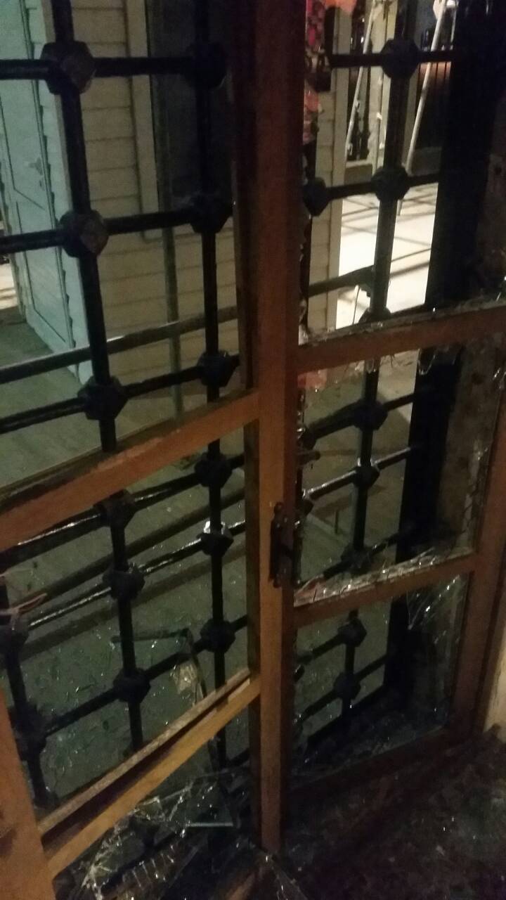 Разбитата входна врата на софийската джамия