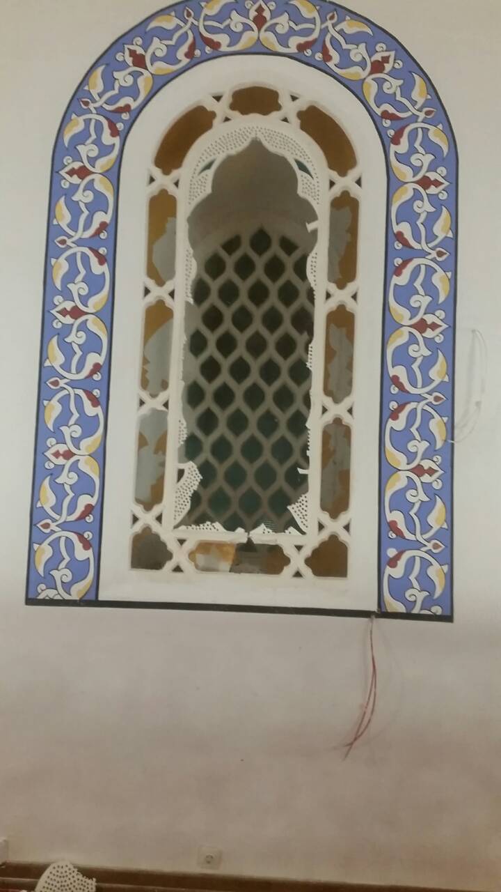 Счупени са и няколко прозореца на джамията